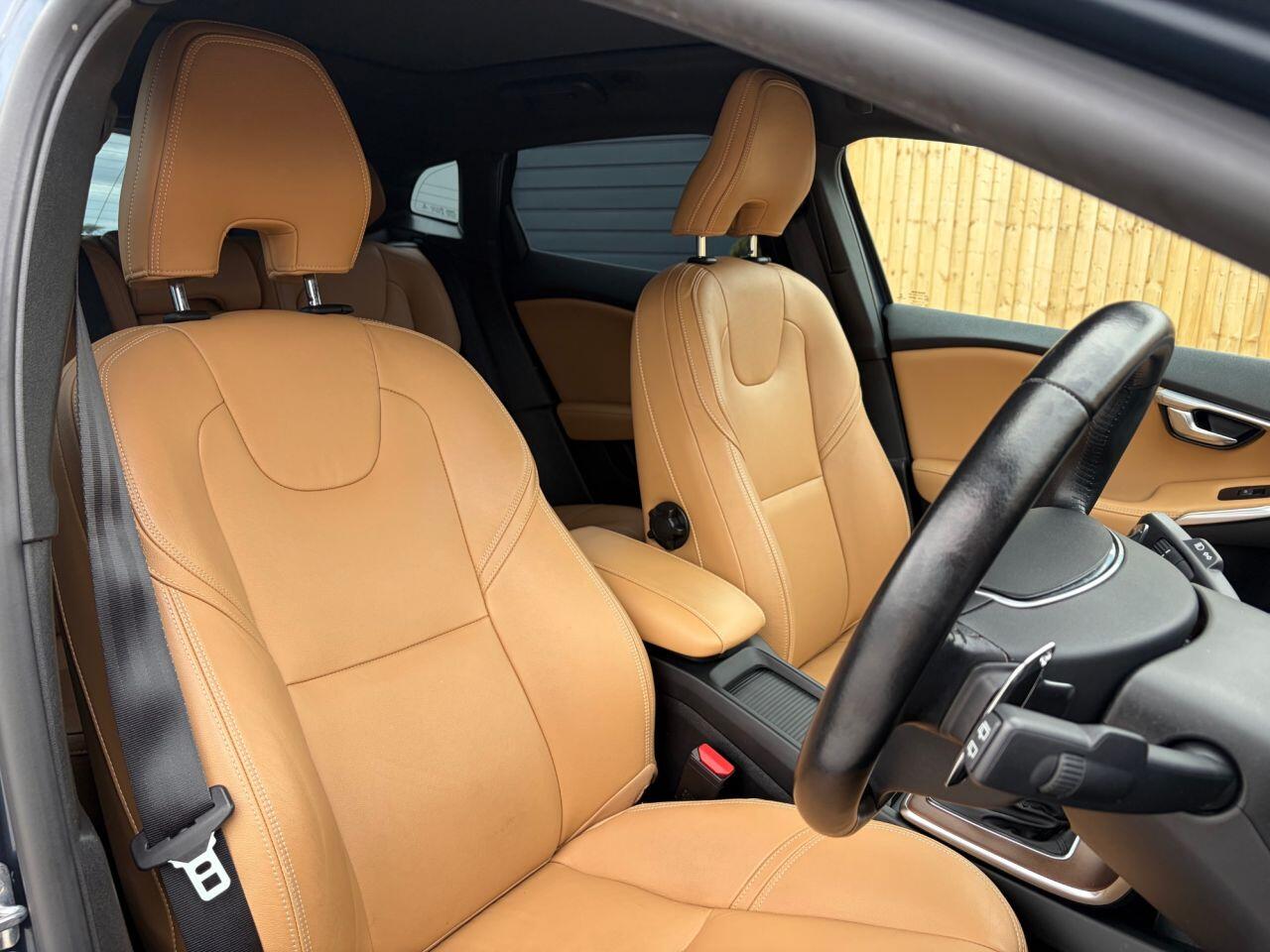 Volvo V40 Cross Country view 13