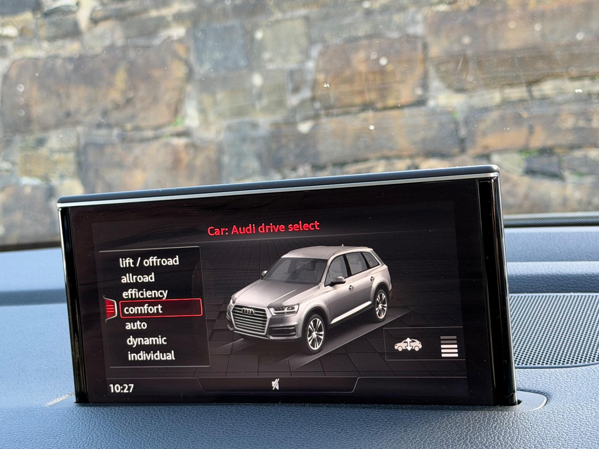Audi Q7 view 28