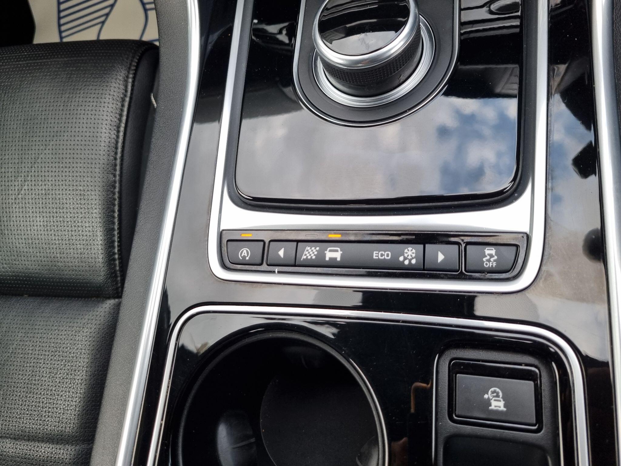 Jaguar Xe view 70