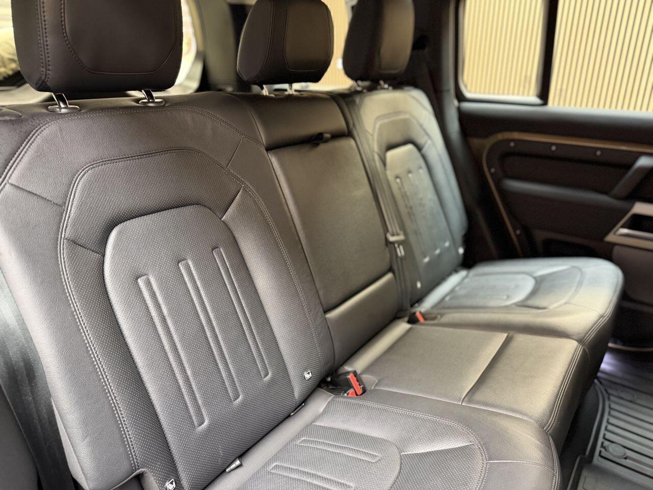 Land Rover Defender 110 view 25