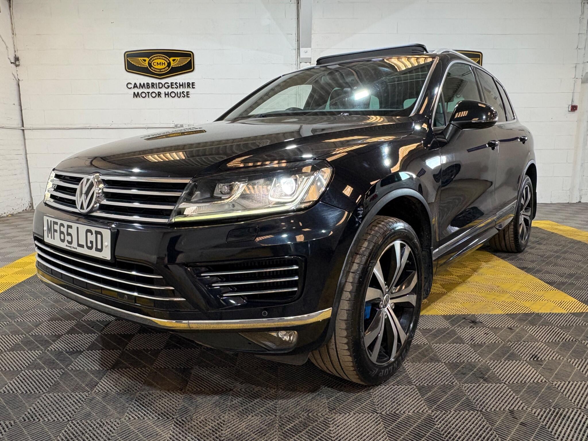 Volkswagen Touareg view 3