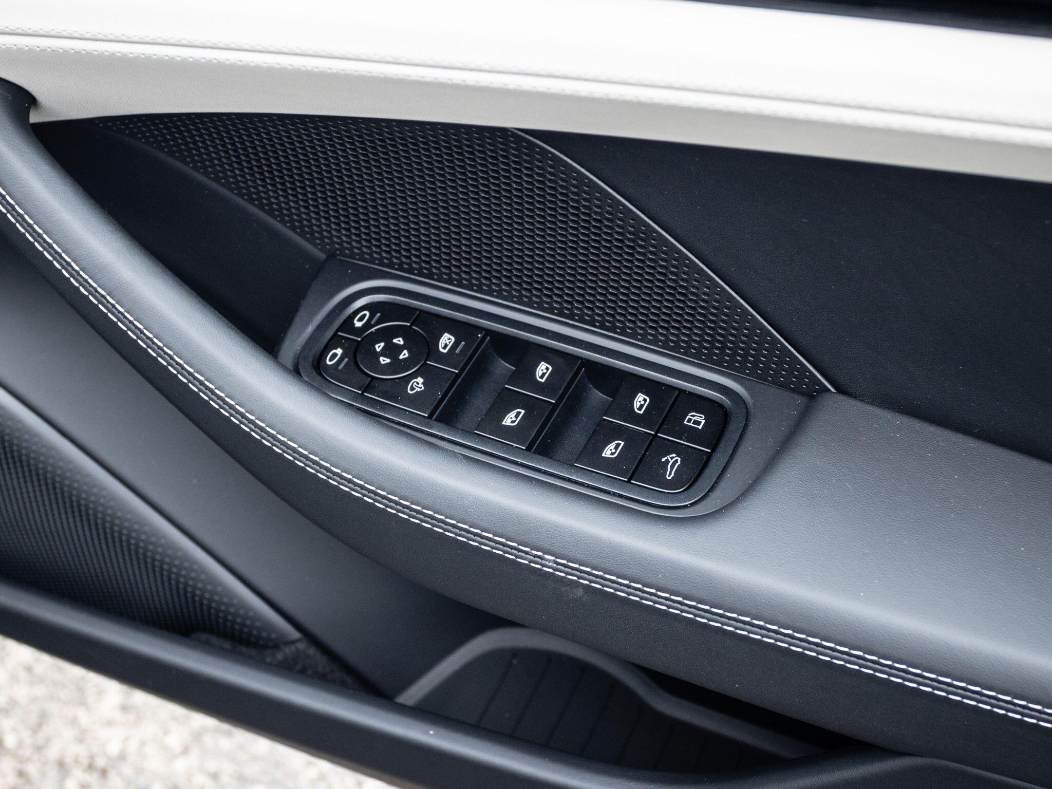 Porsche Panamera view 16