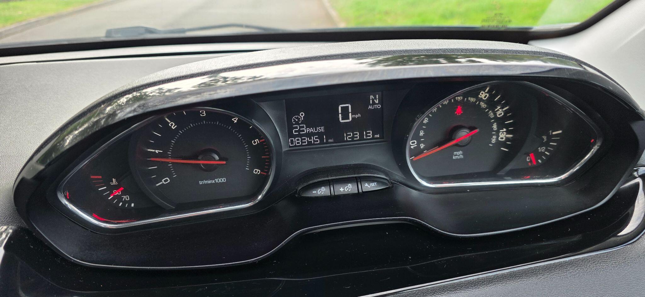 Peugeot 208 view 5