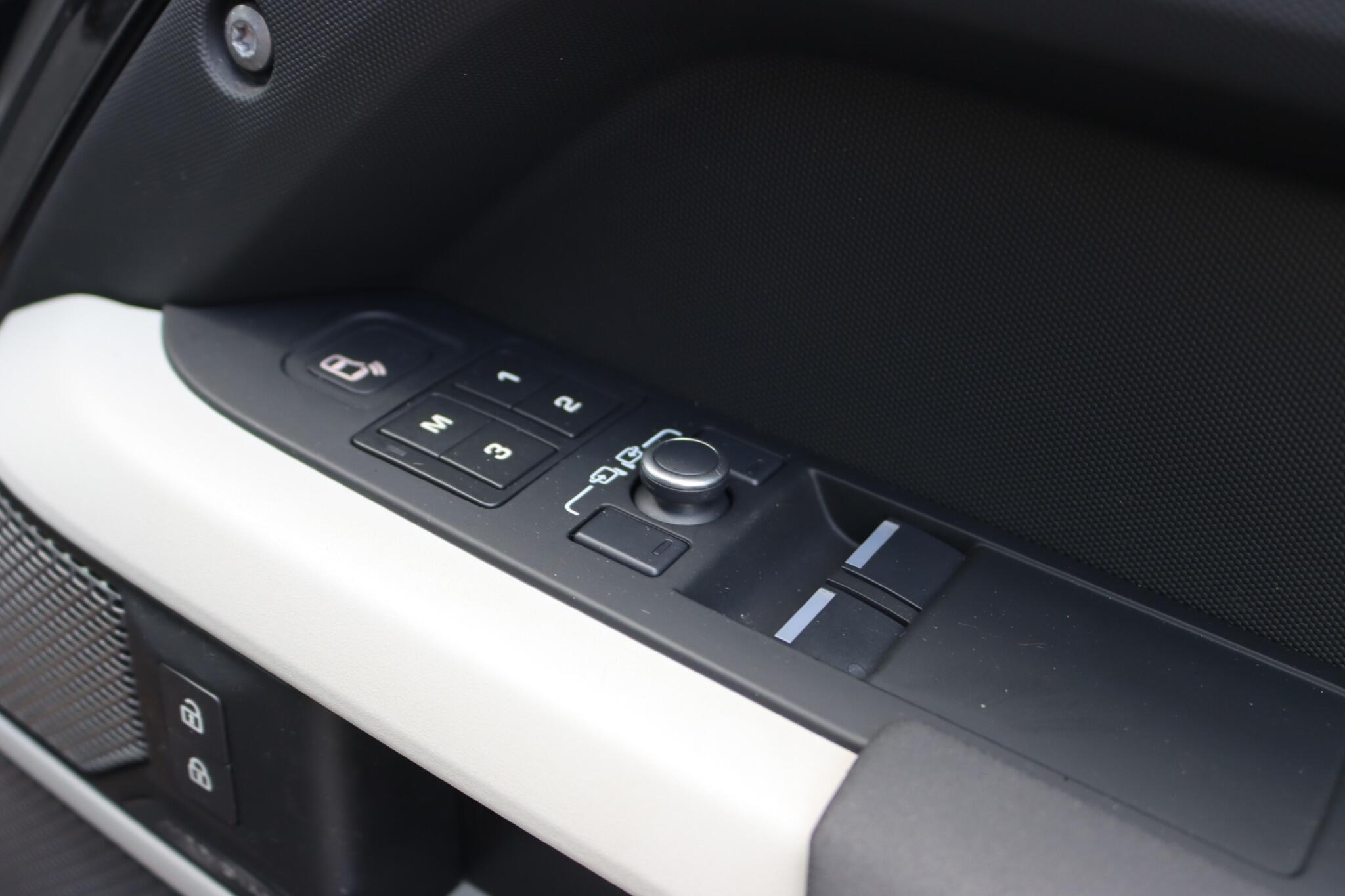 Land Rover Defender view 38
