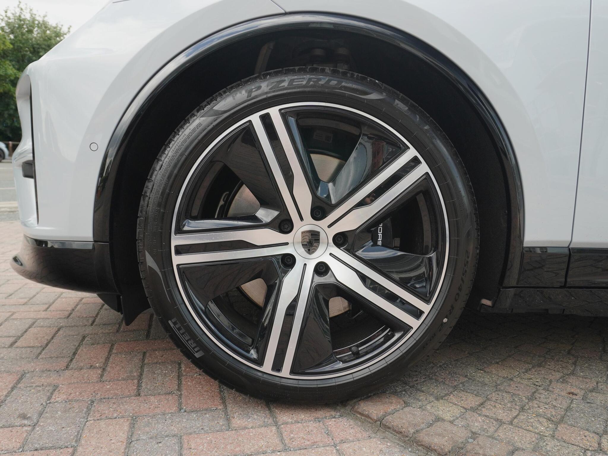 Porsche Macan view 4