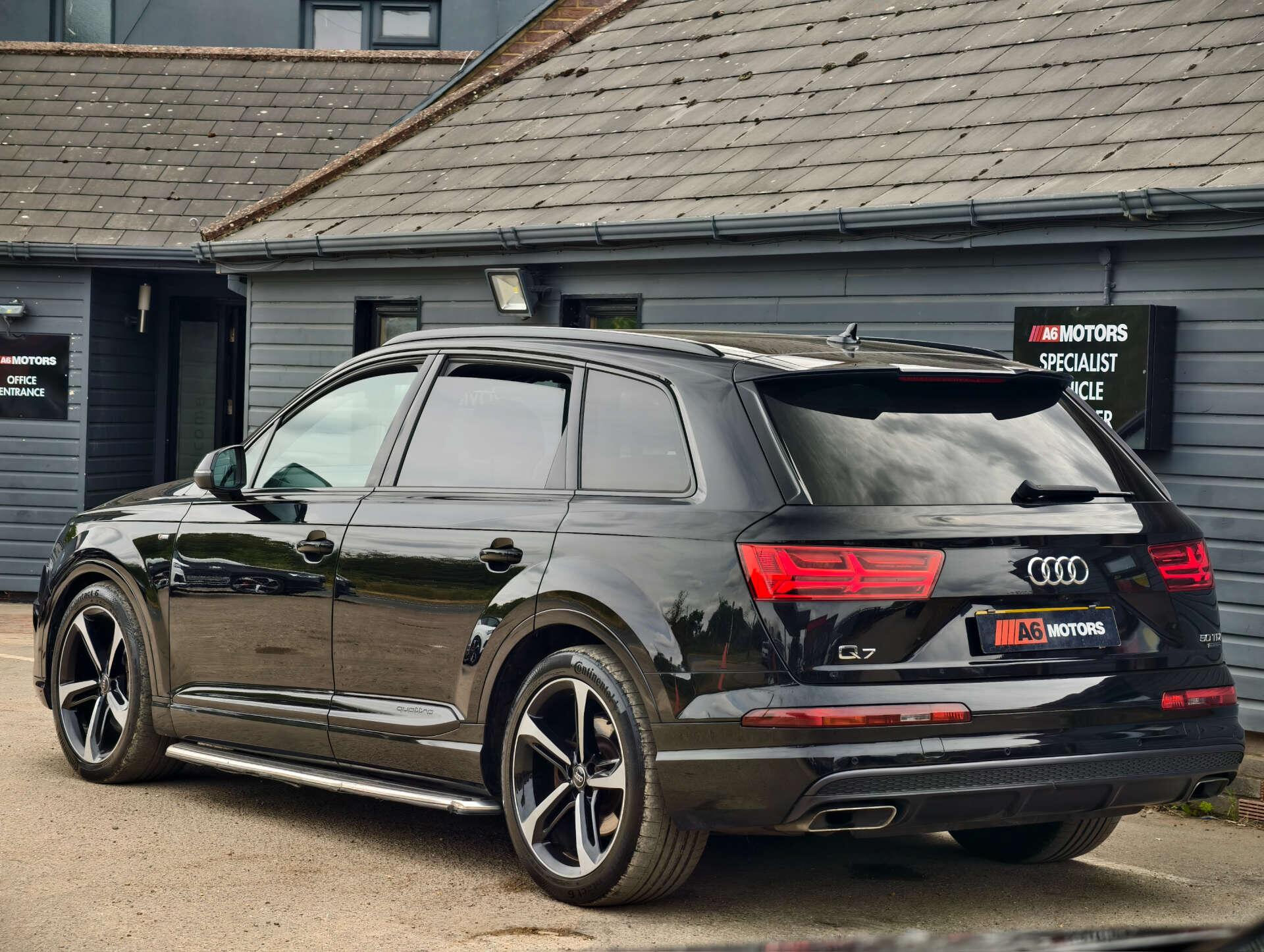 Audi Q7 view 13