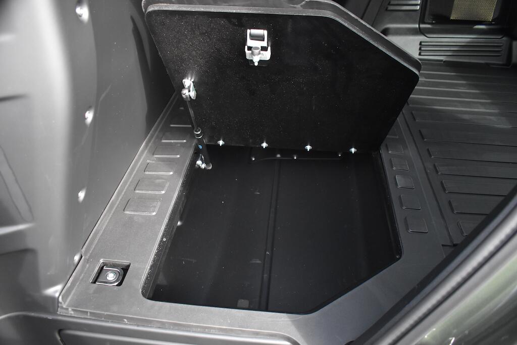 Land Rover Defender 110 view 48