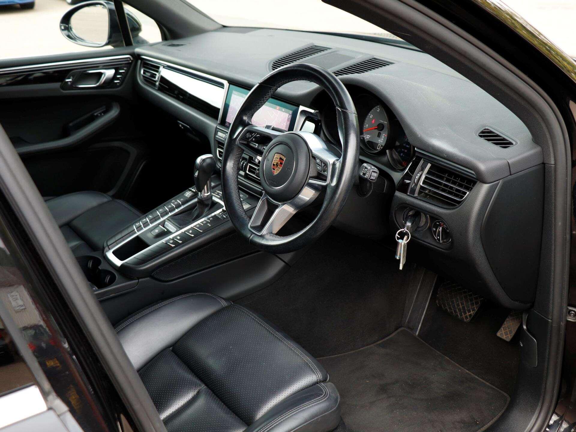 Porsche Macan view 10