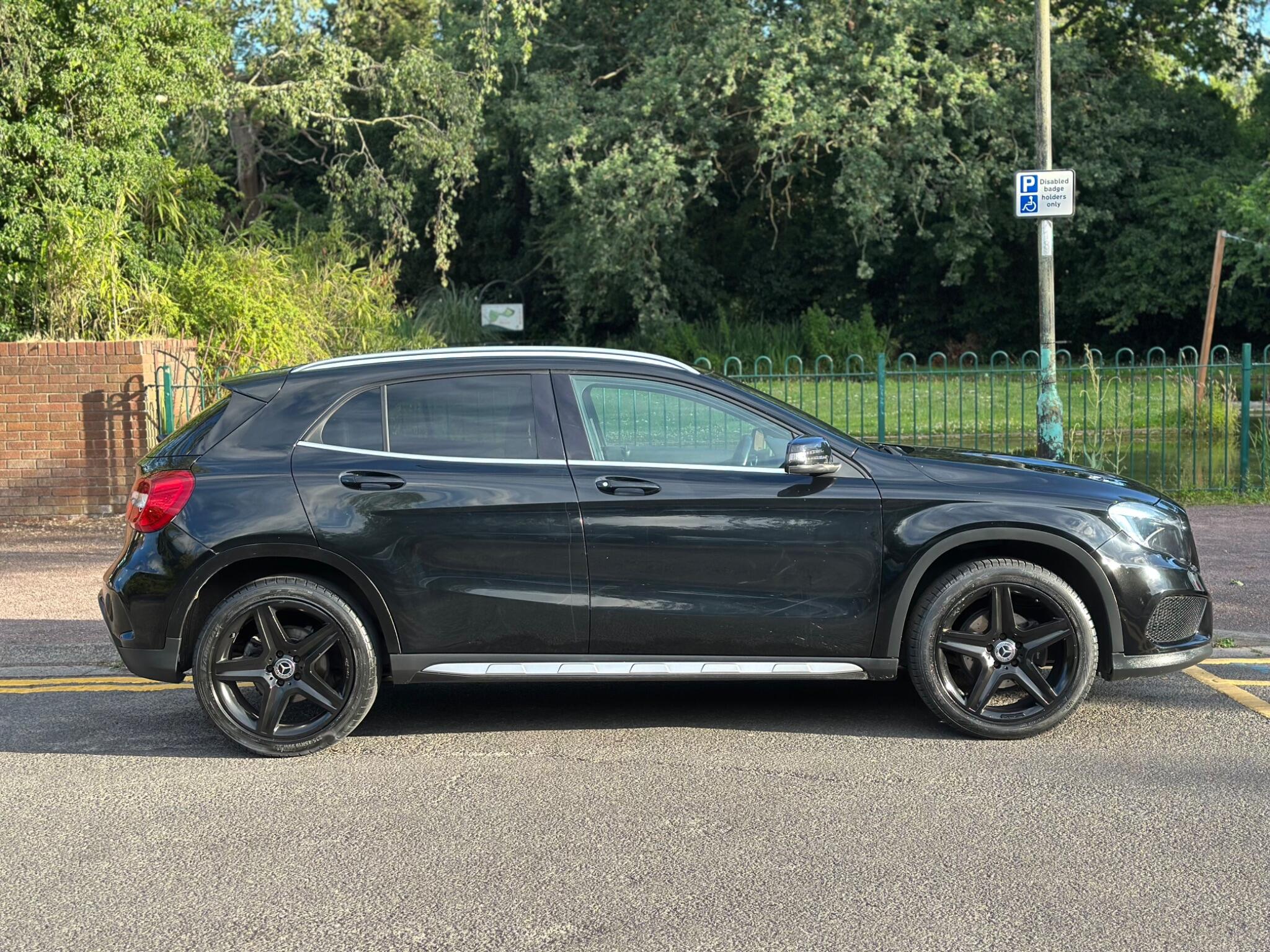 Mercedes-Benz Gla view 3