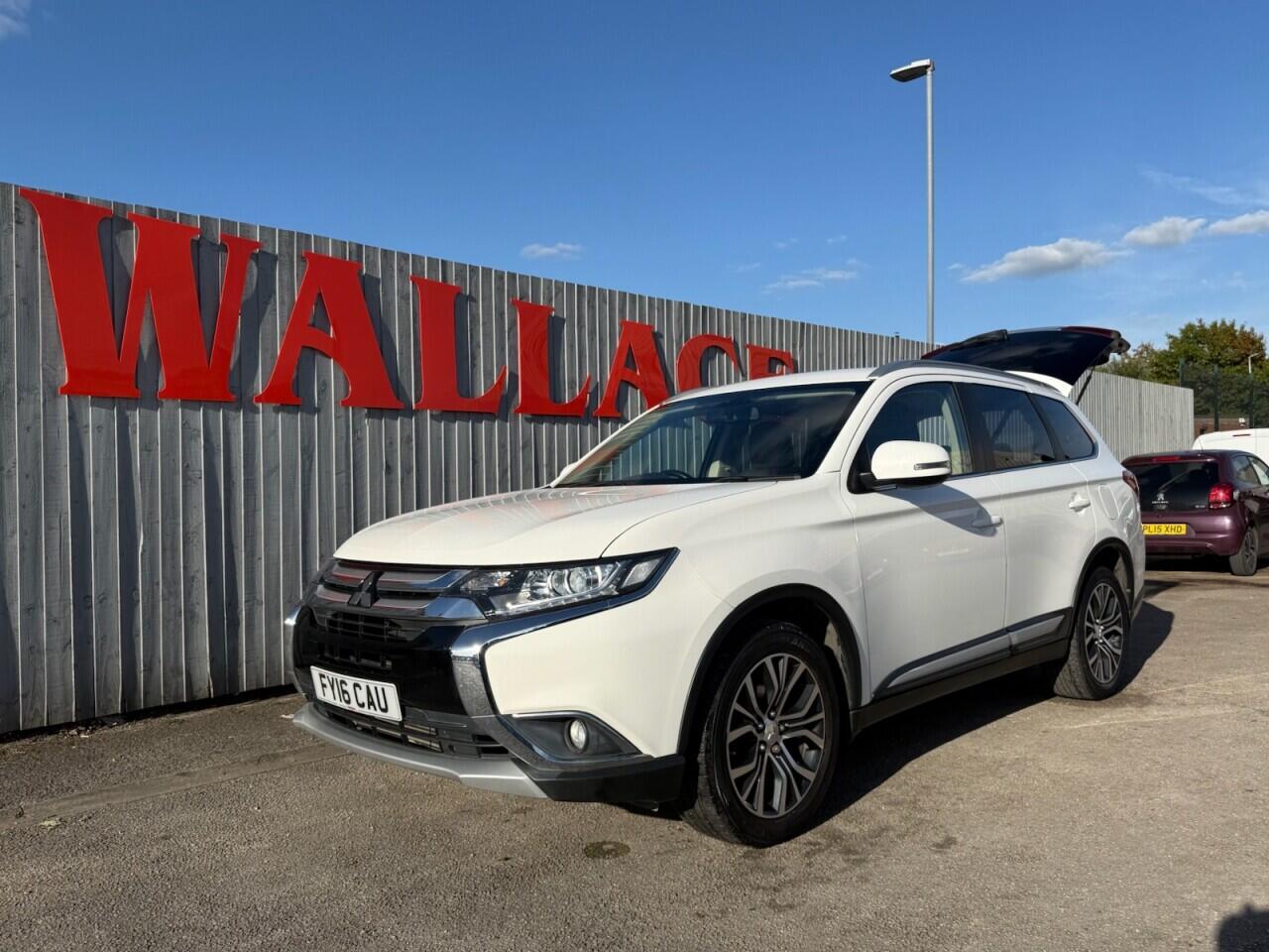 Mitsubishi Outlander view 14