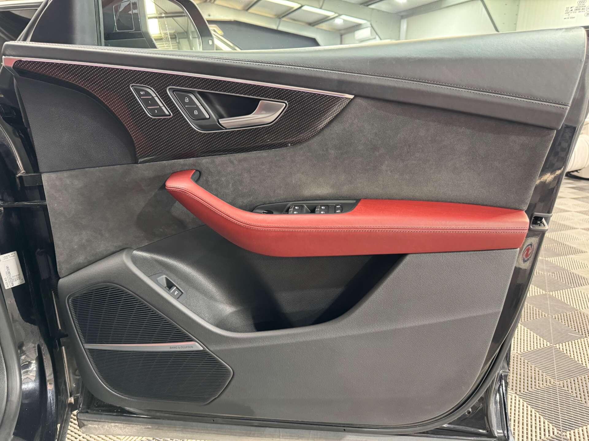 Audi SQ8 view 33
