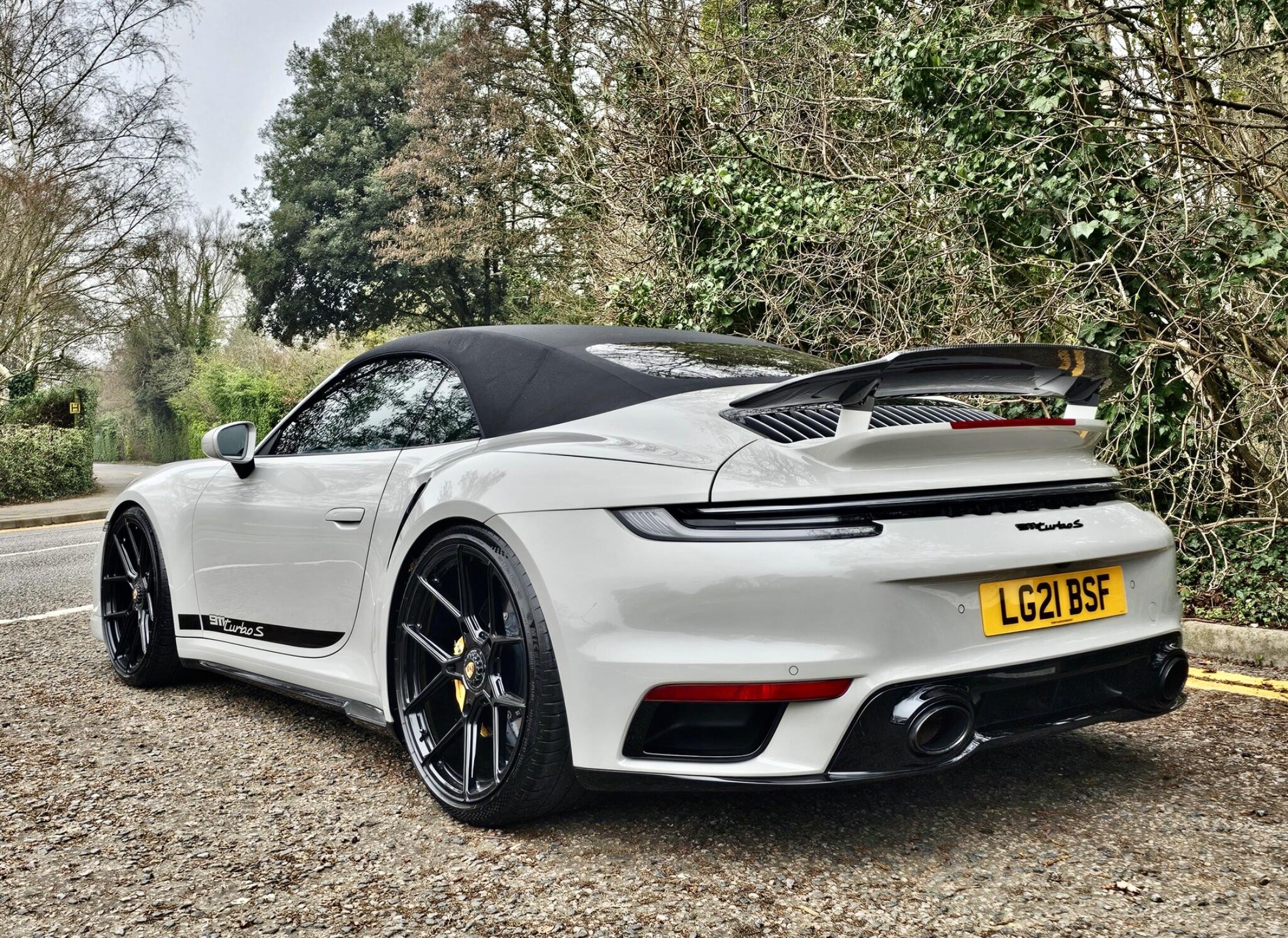 Porsche 911 view 7