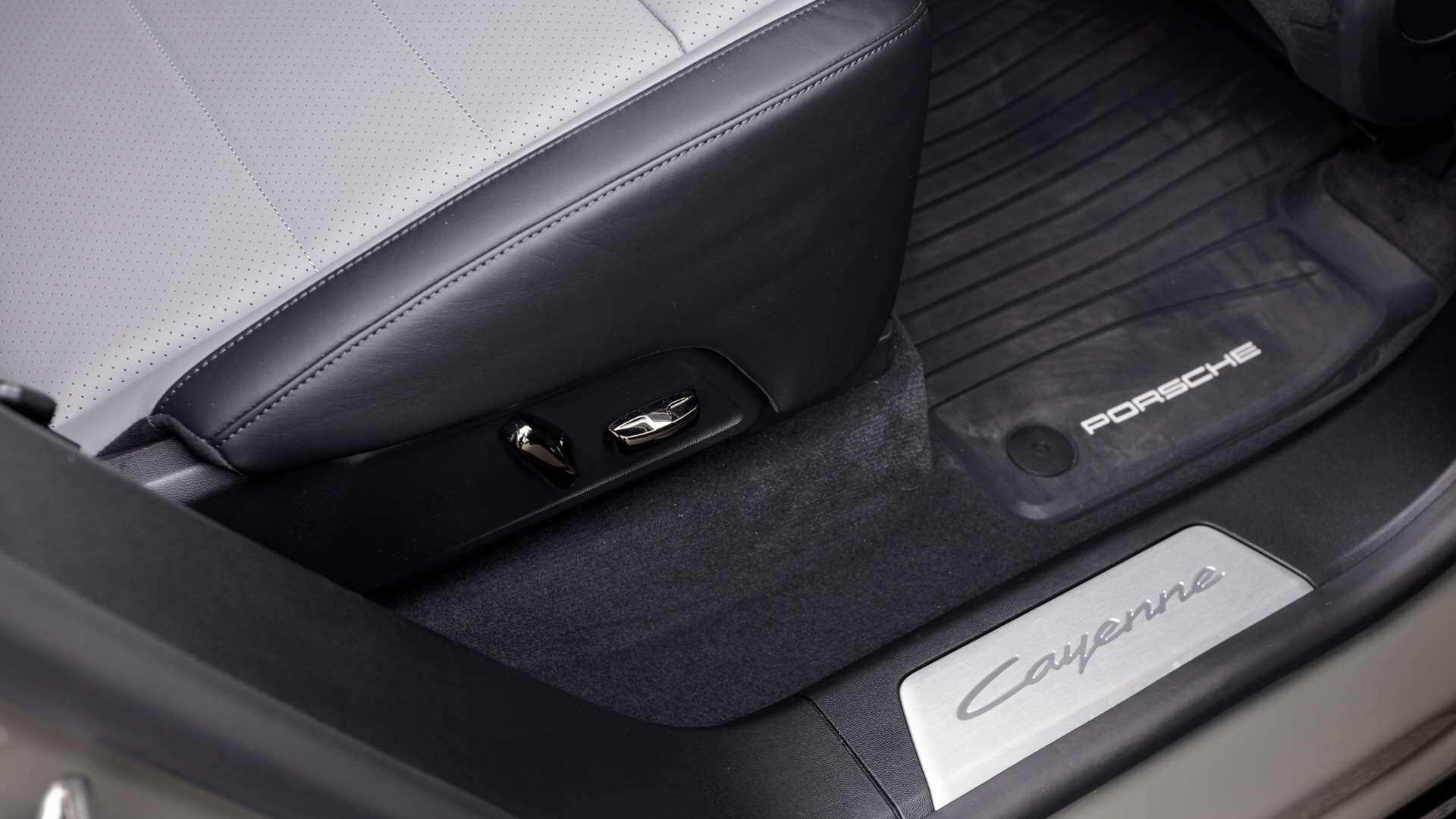 Porsche Cayenne view 38