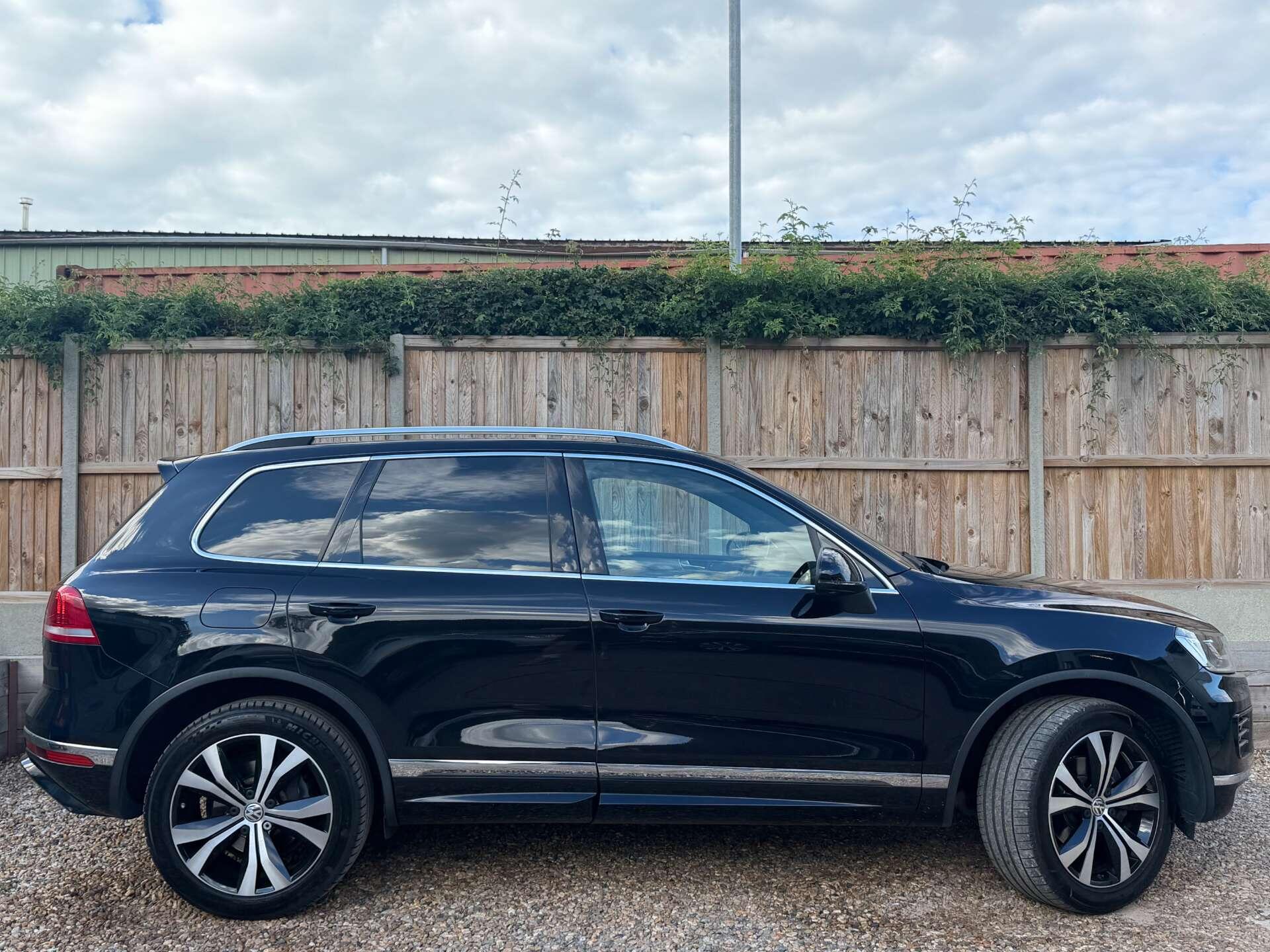 Volkswagen Touareg view 12