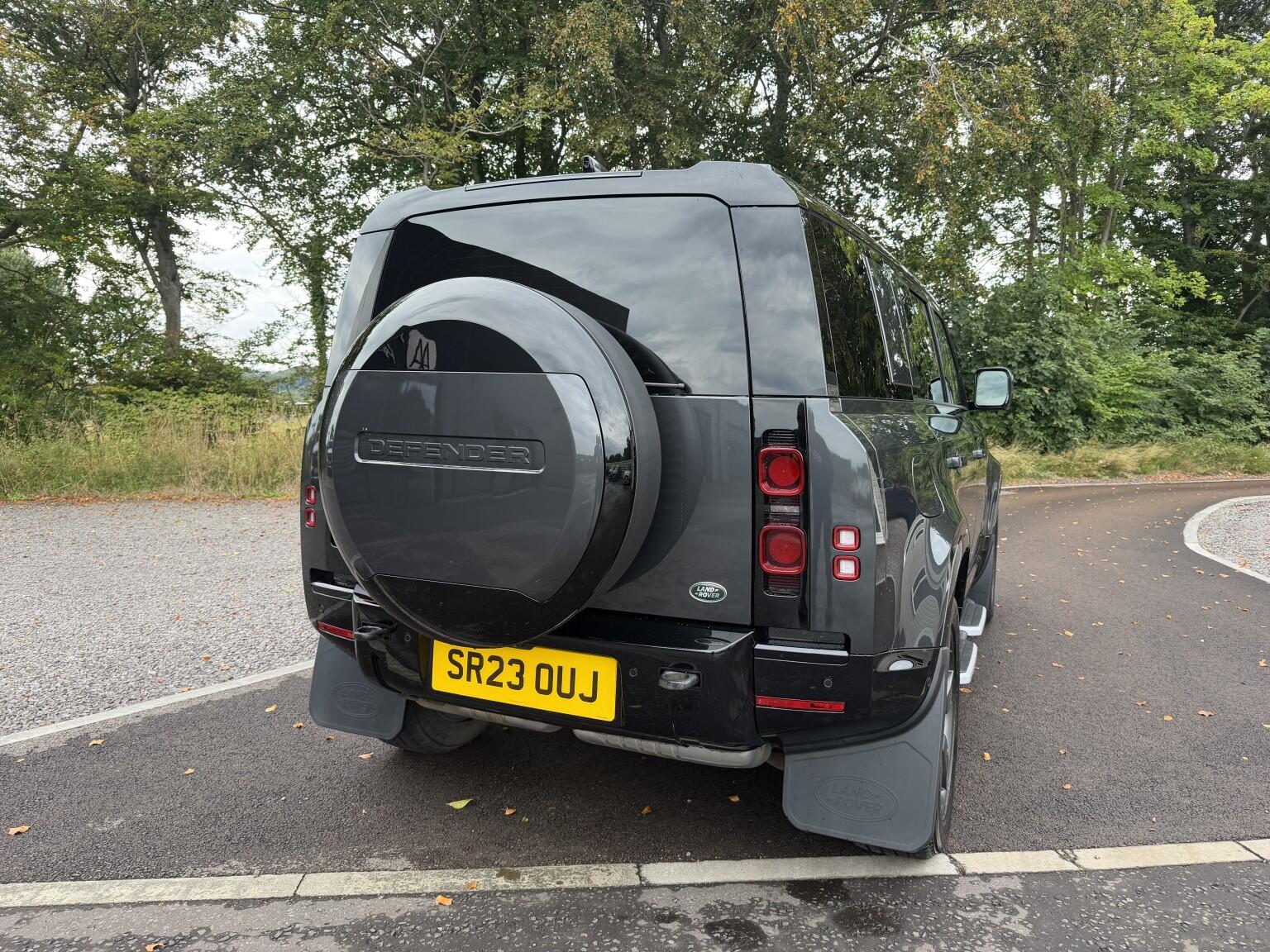Land Rover Defender 110 view 11