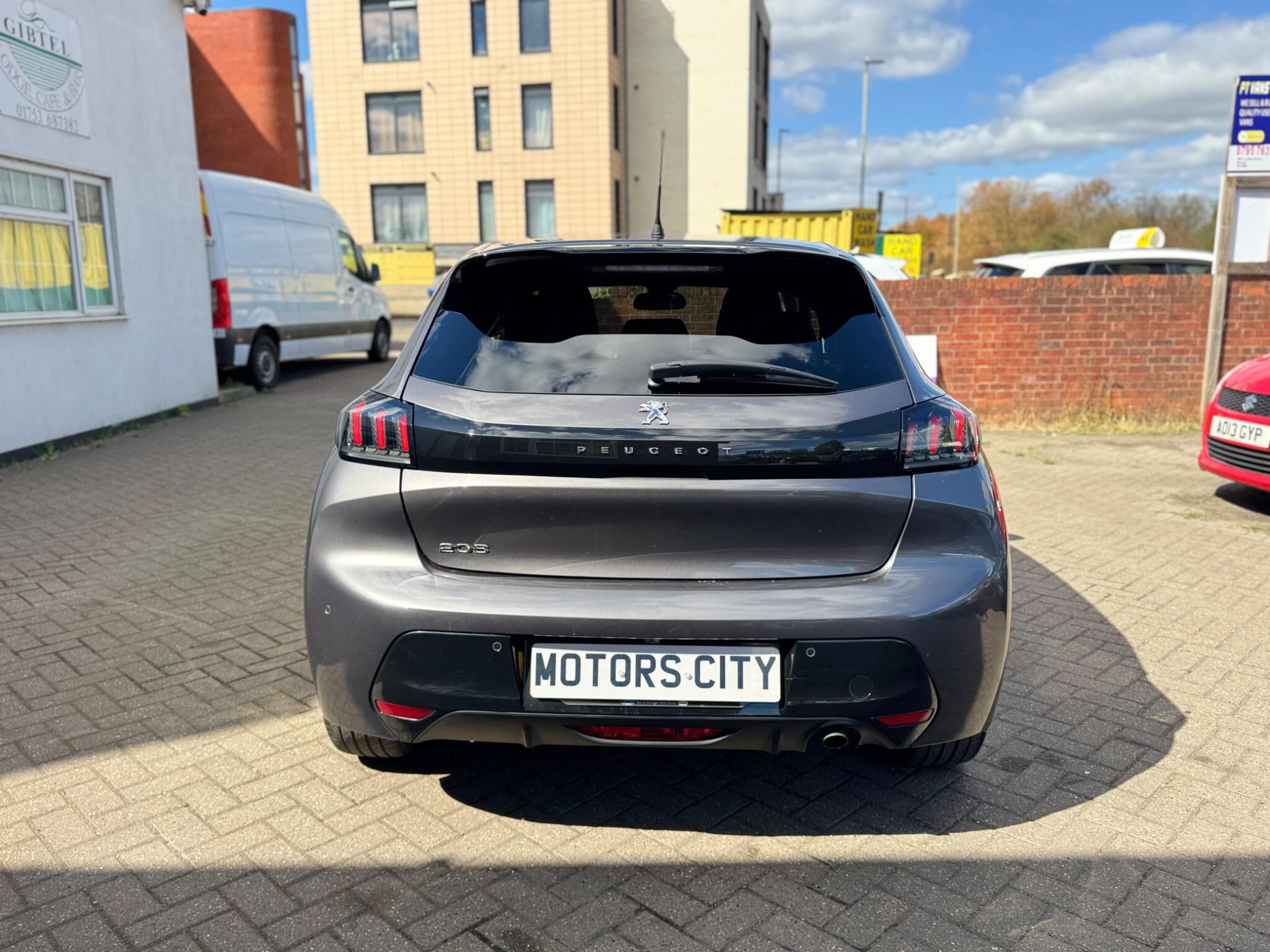 Peugeot 208 view 9