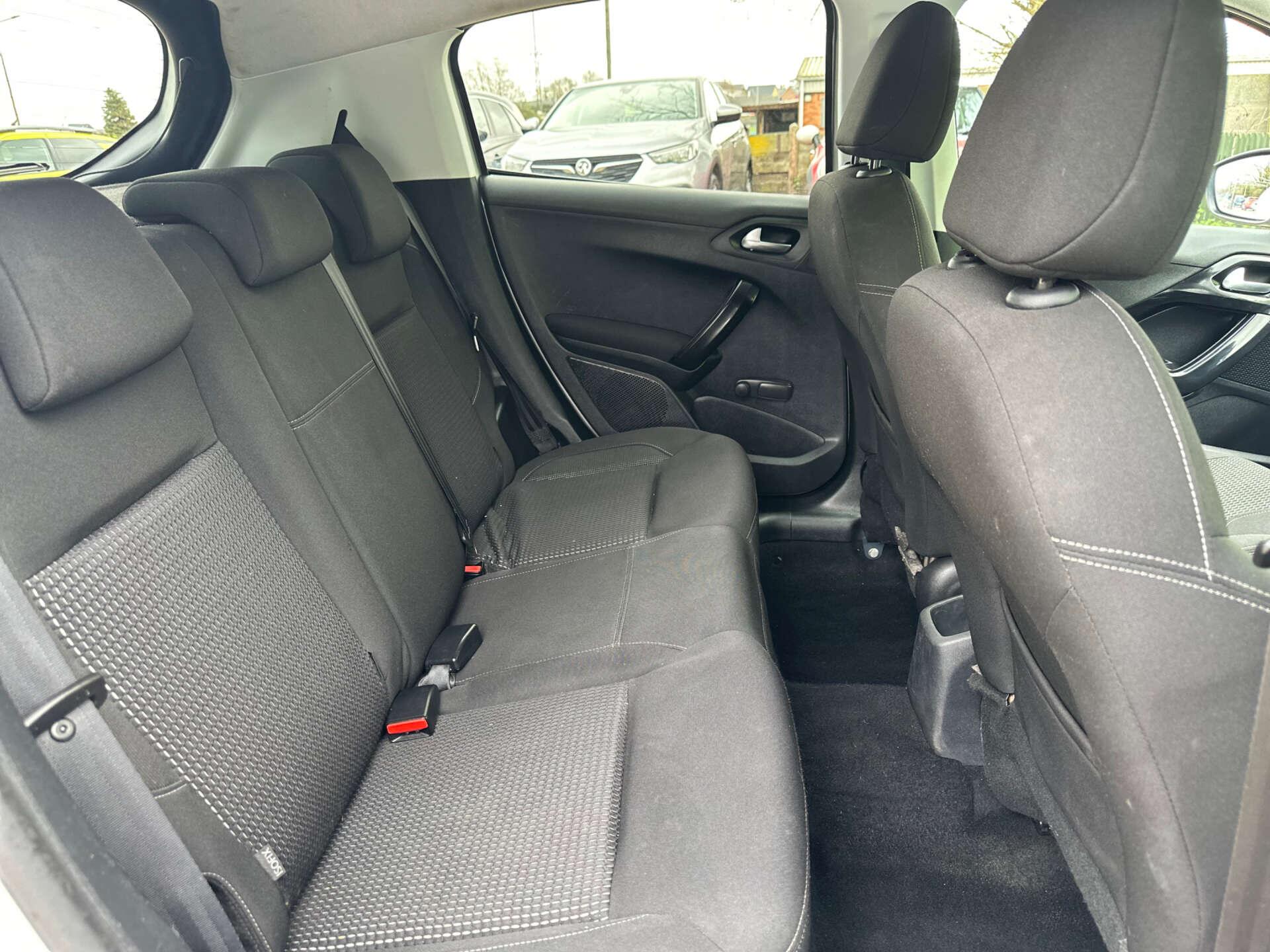 Peugeot 208 view 14