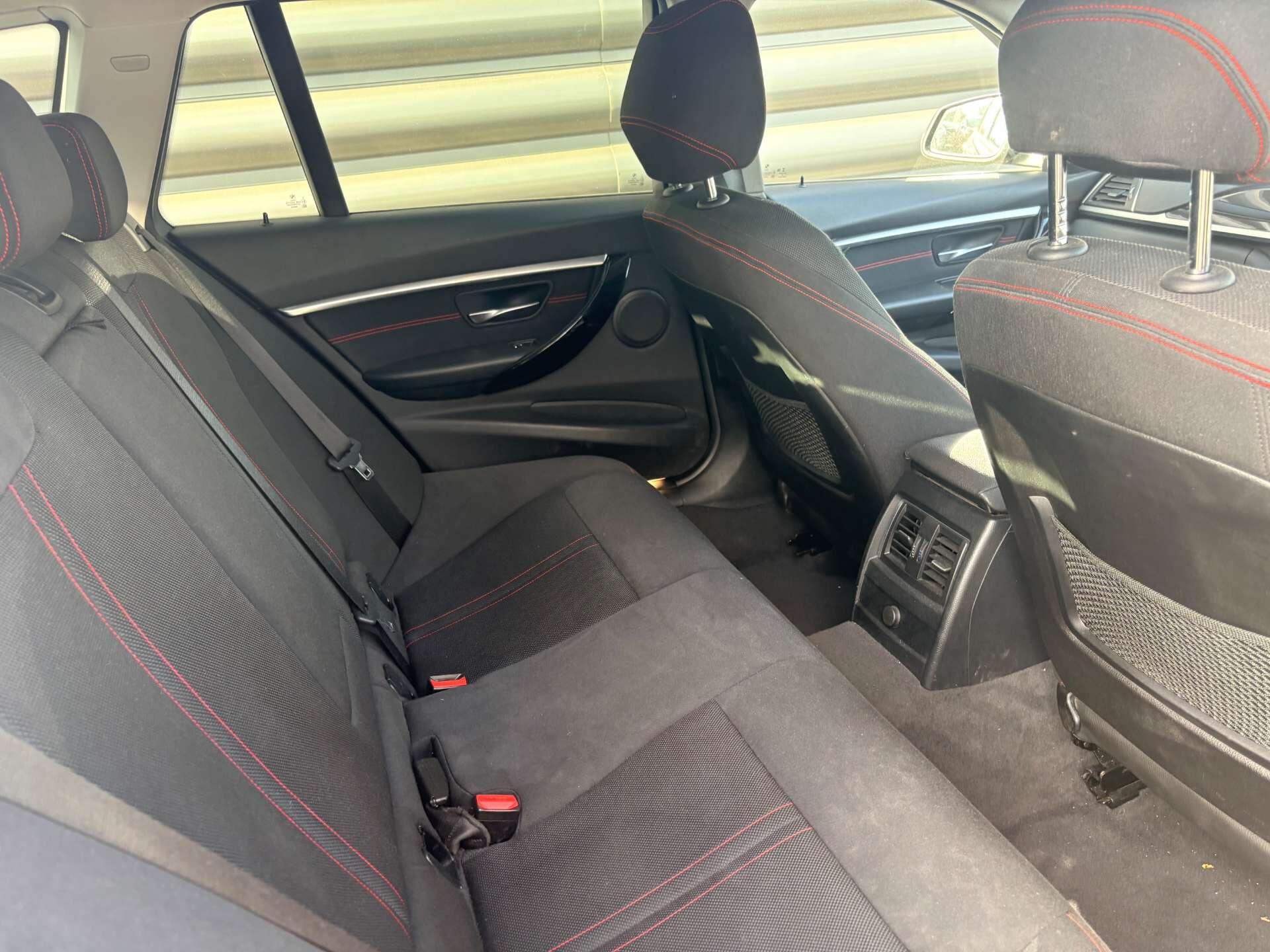 BMW 3 Series view 24