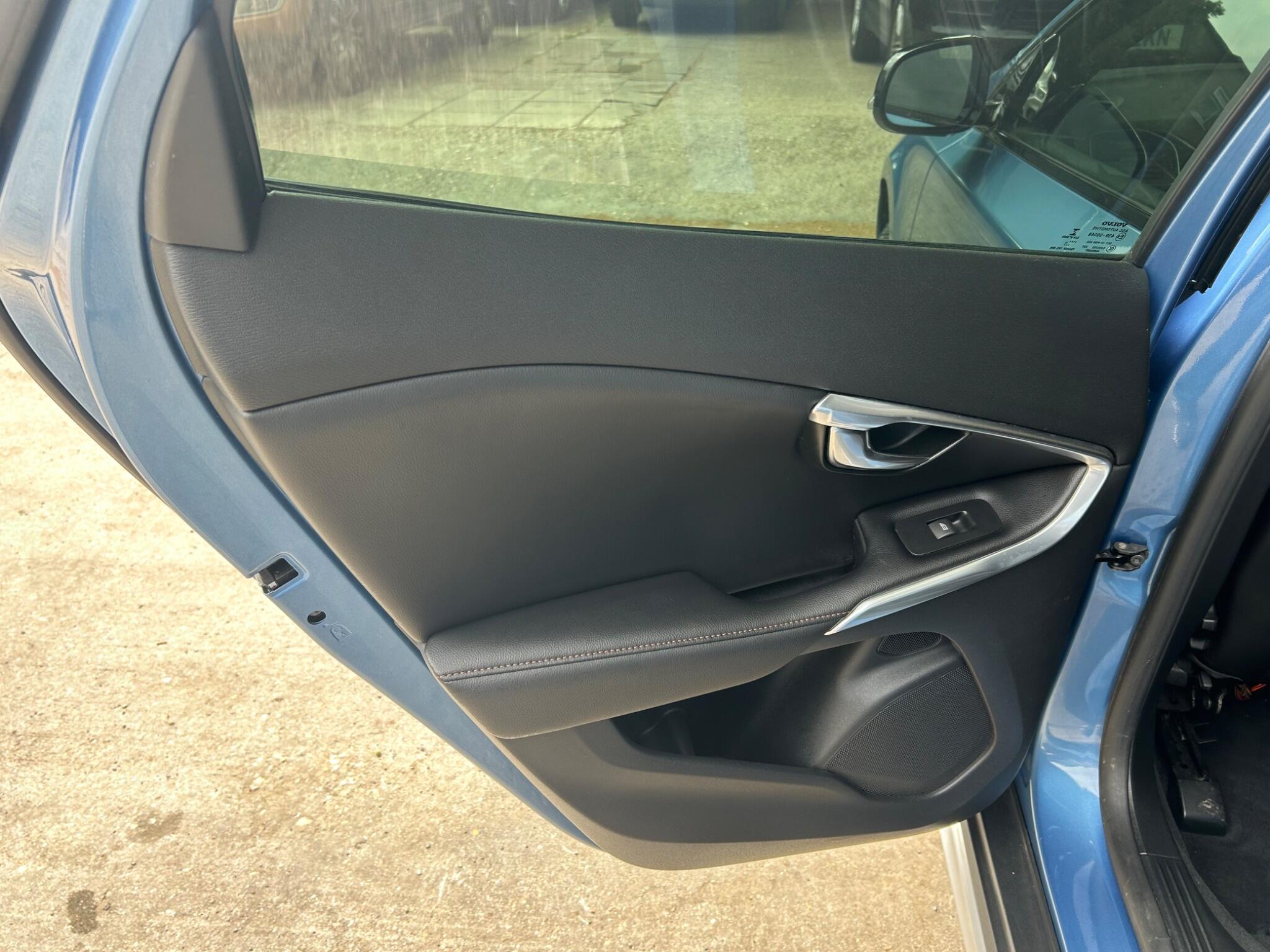 Volvo V40 Cross Country view 29