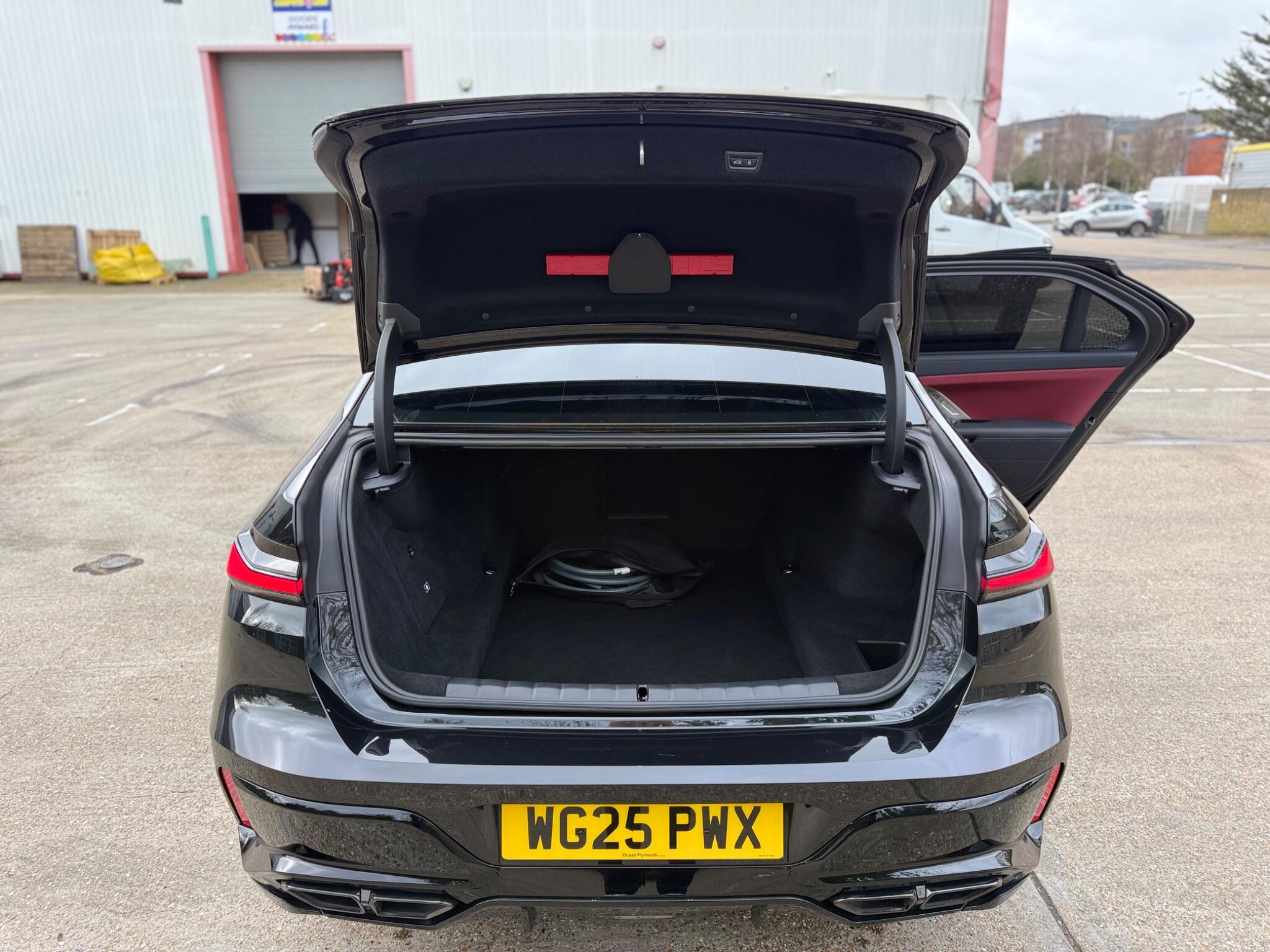 BMW 7 Series view 38