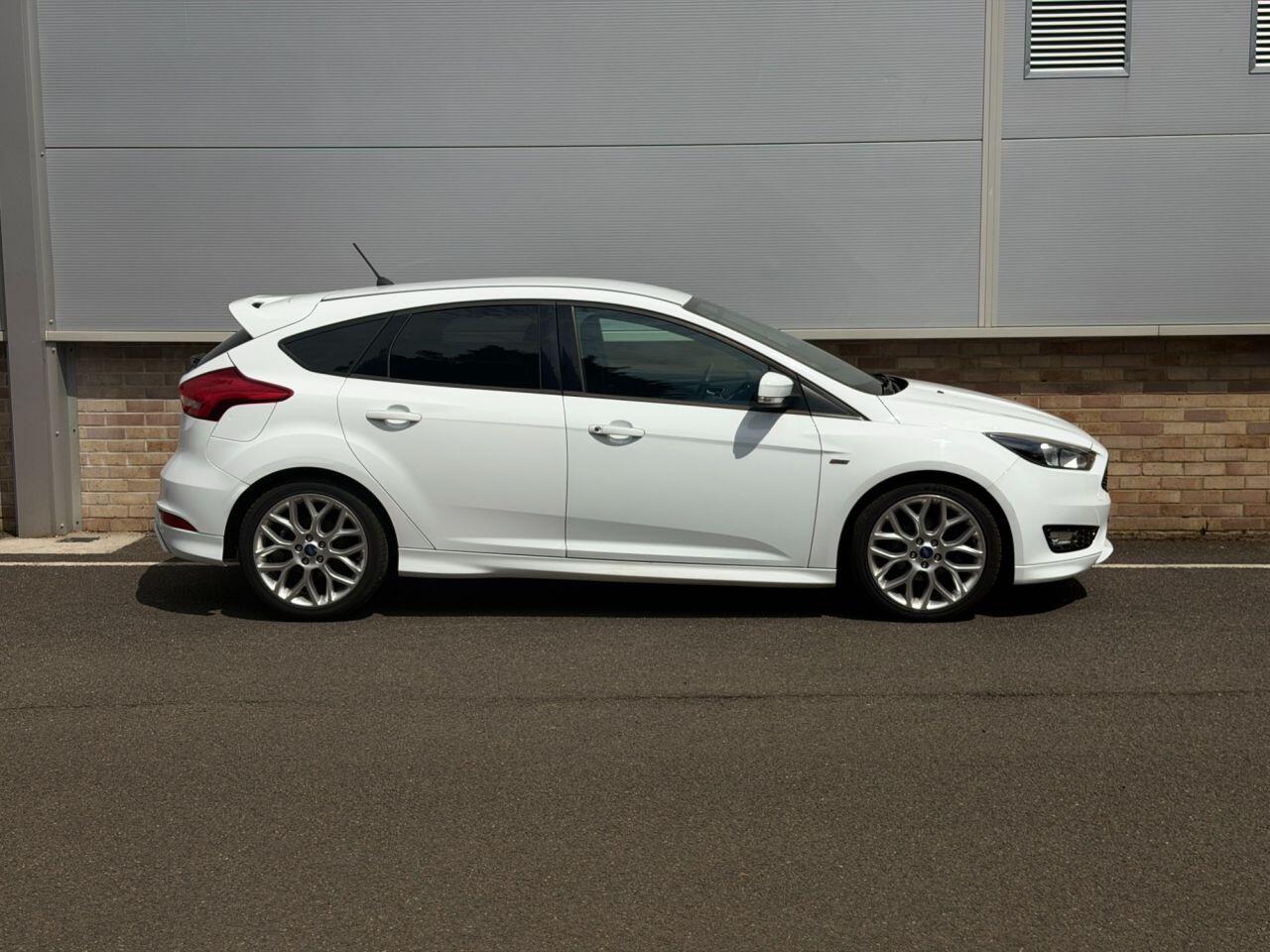 Ford Focus view 15