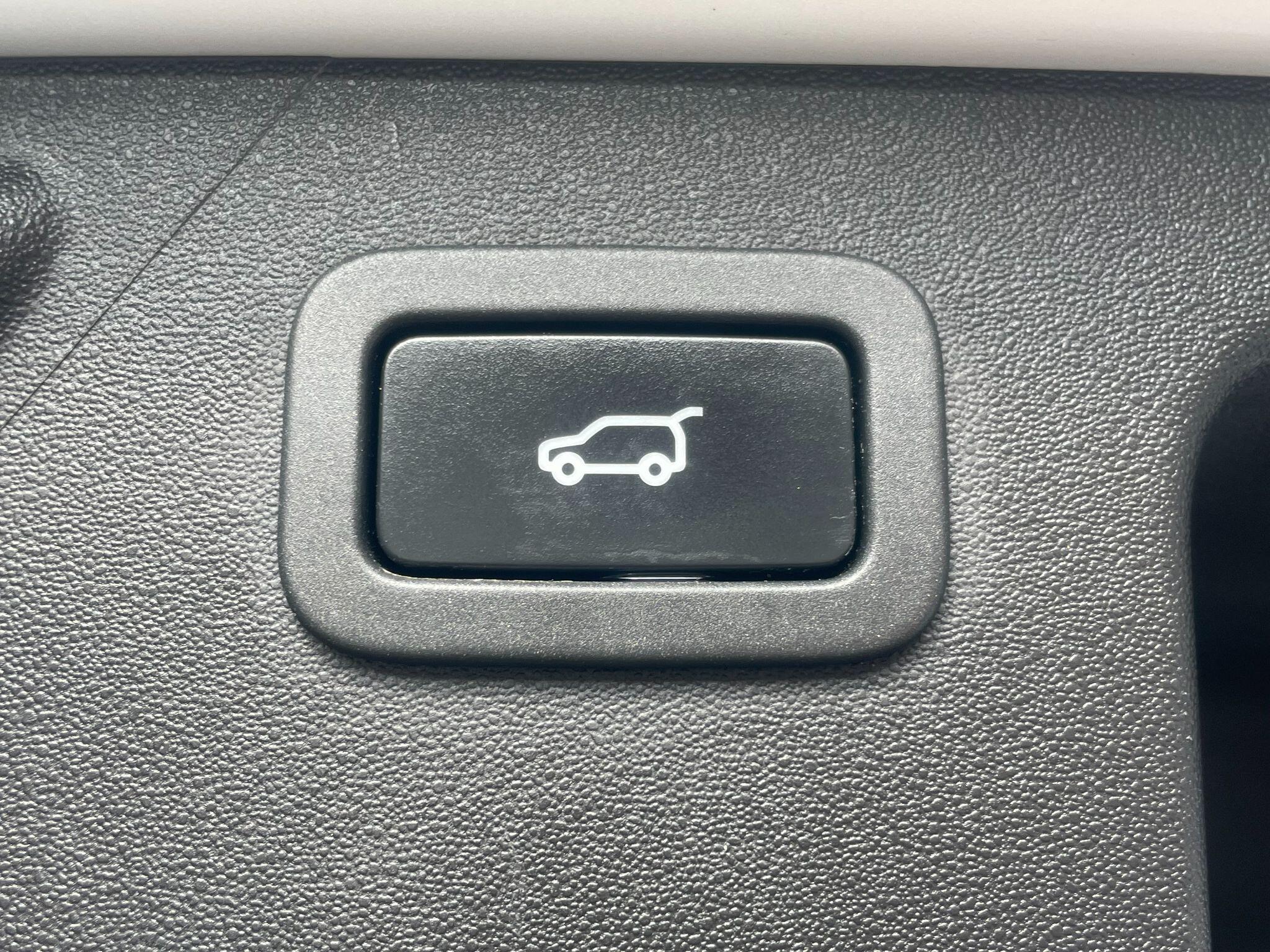 Land Rover Discovery Sport view 23