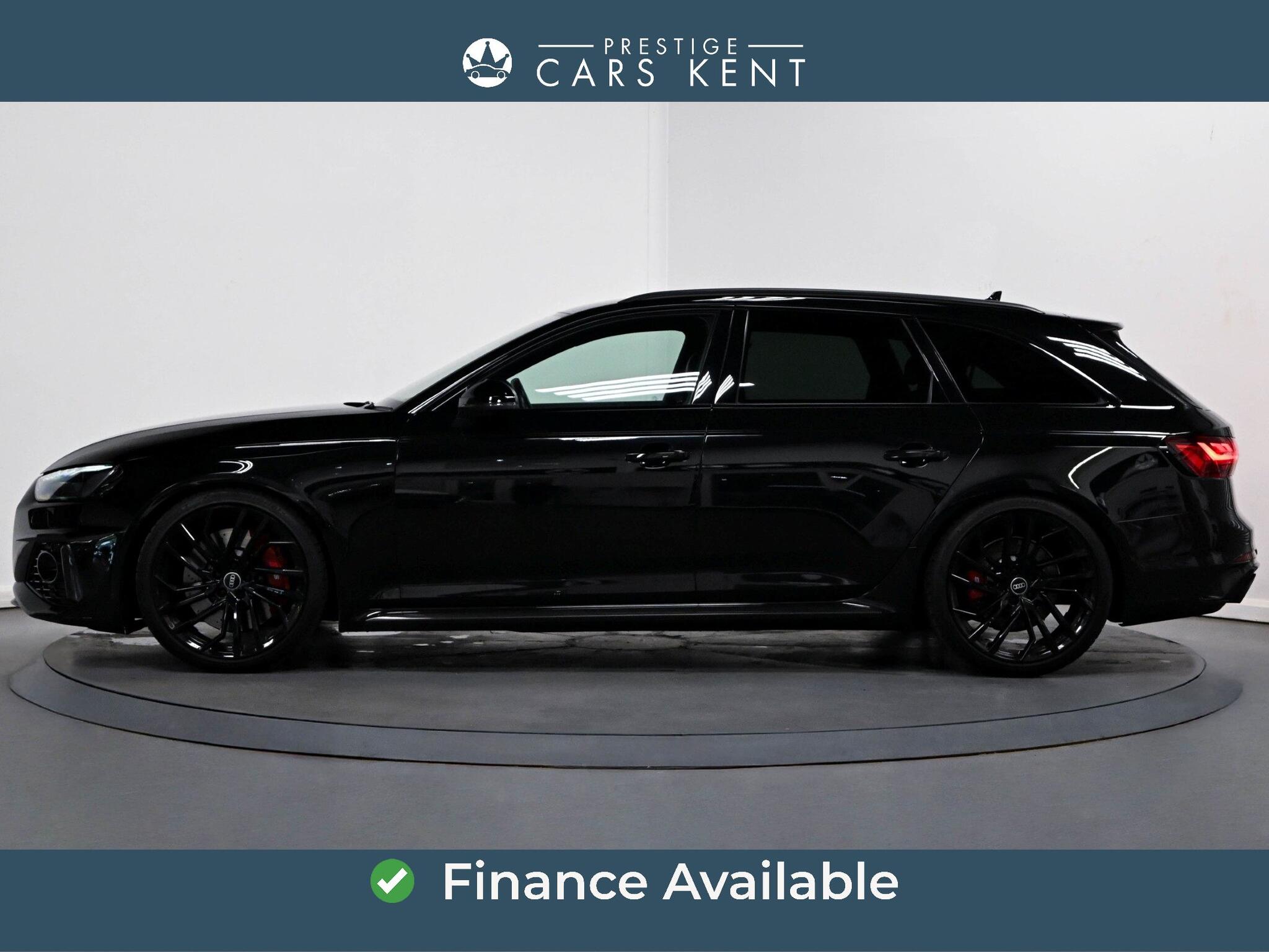 Audi RS4 Avant view 4