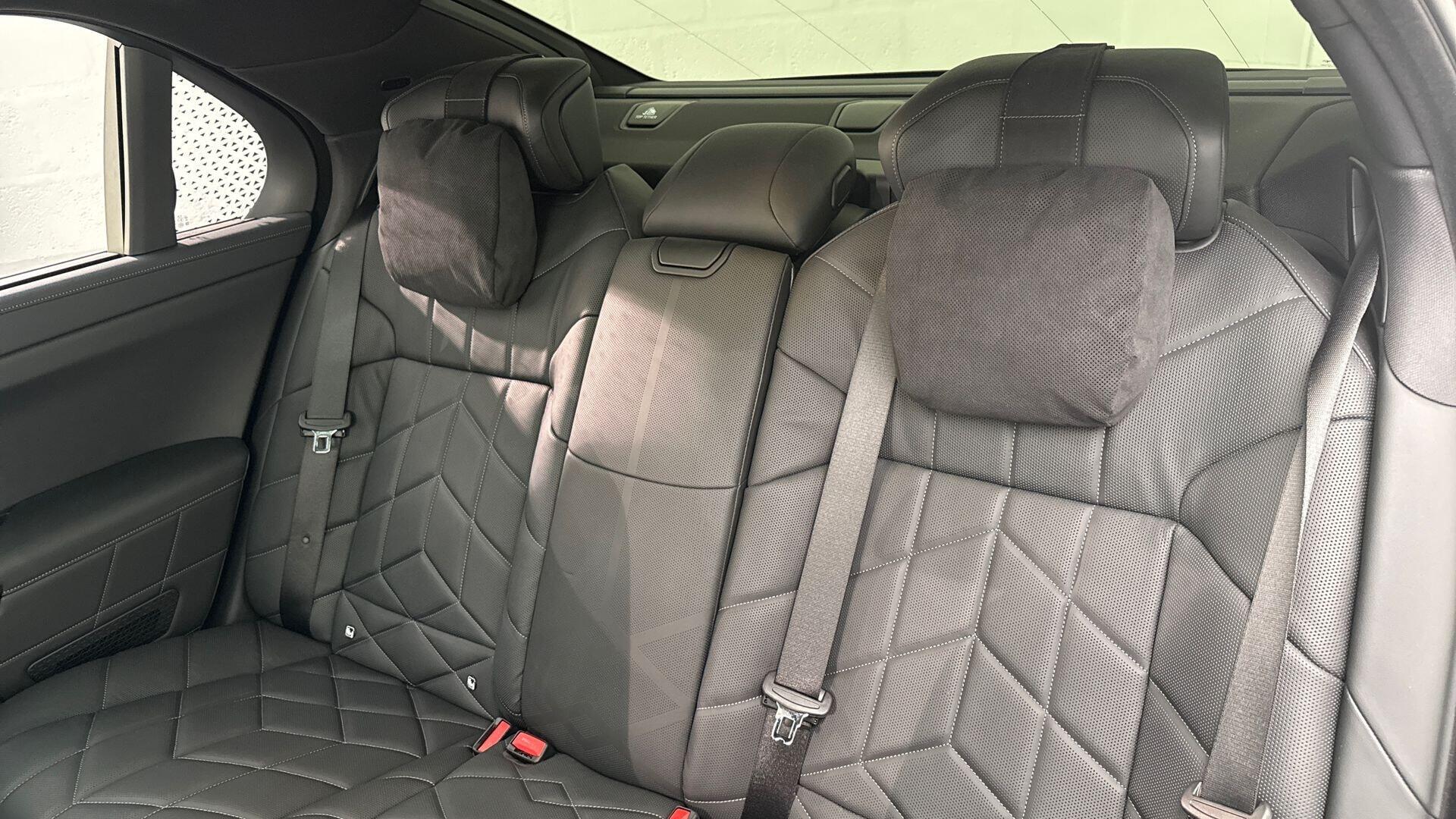 BMW 7 Series view 12