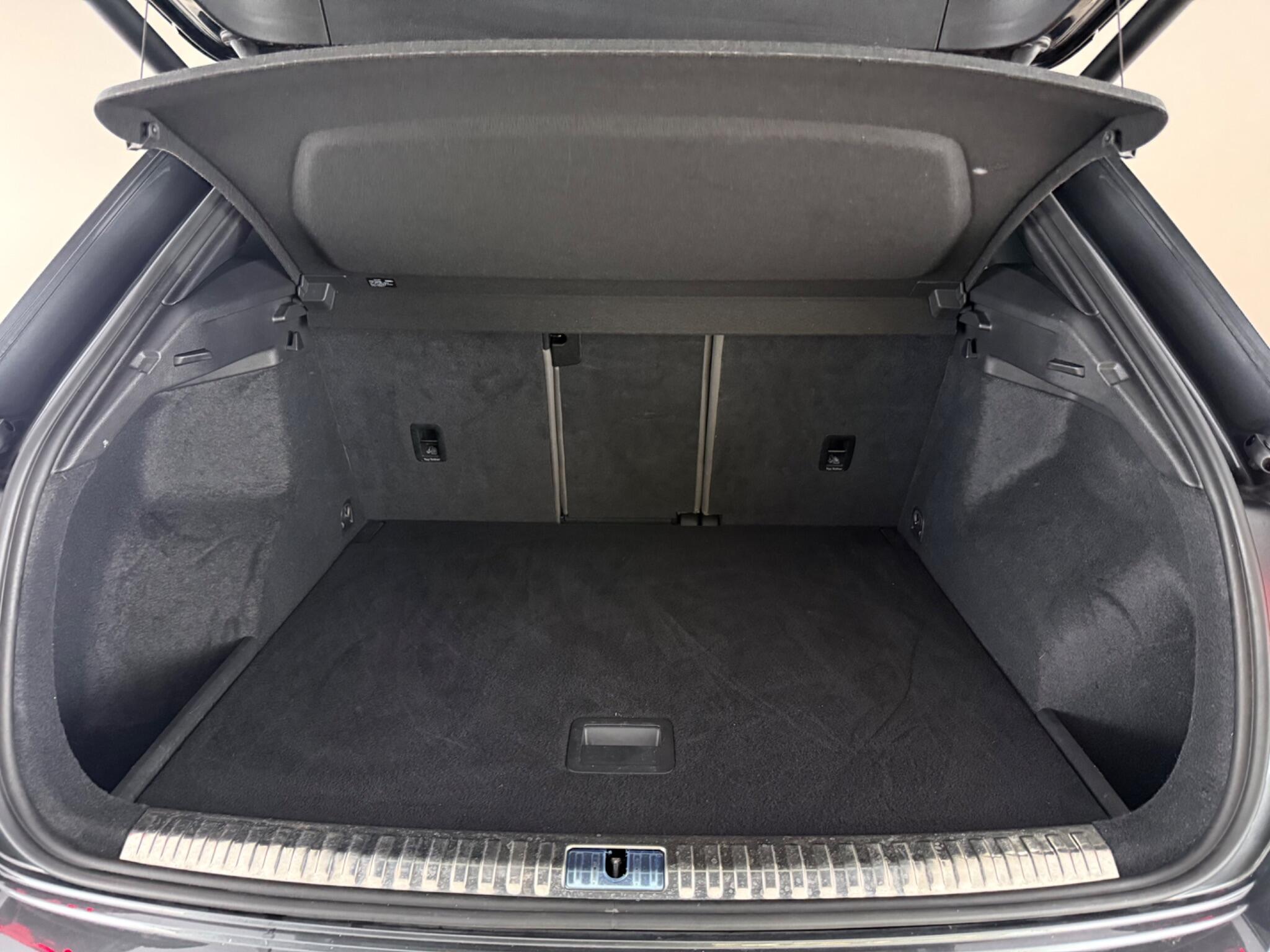 Audi Q3 view 9