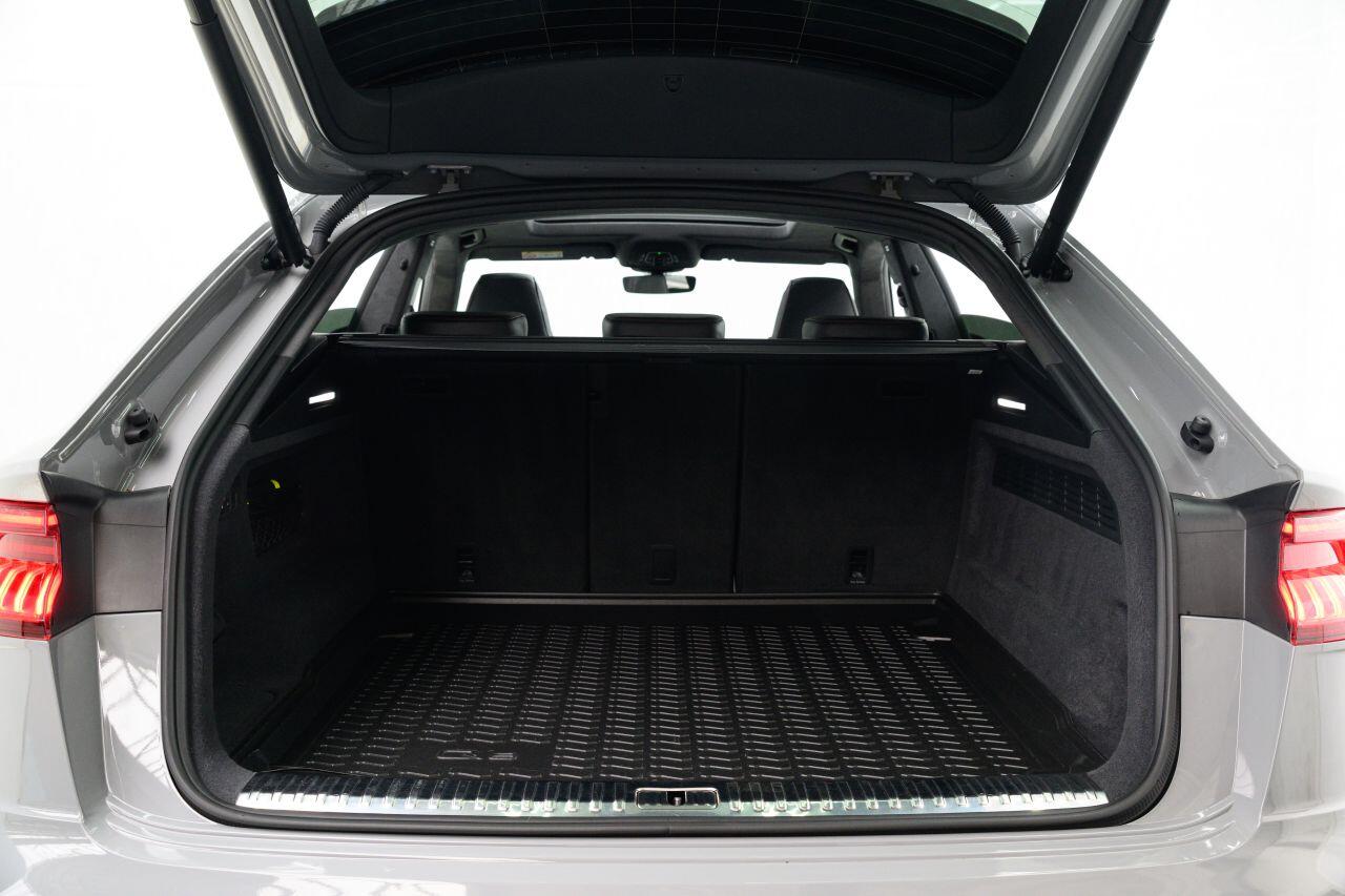 Audi RS Q8 view 26