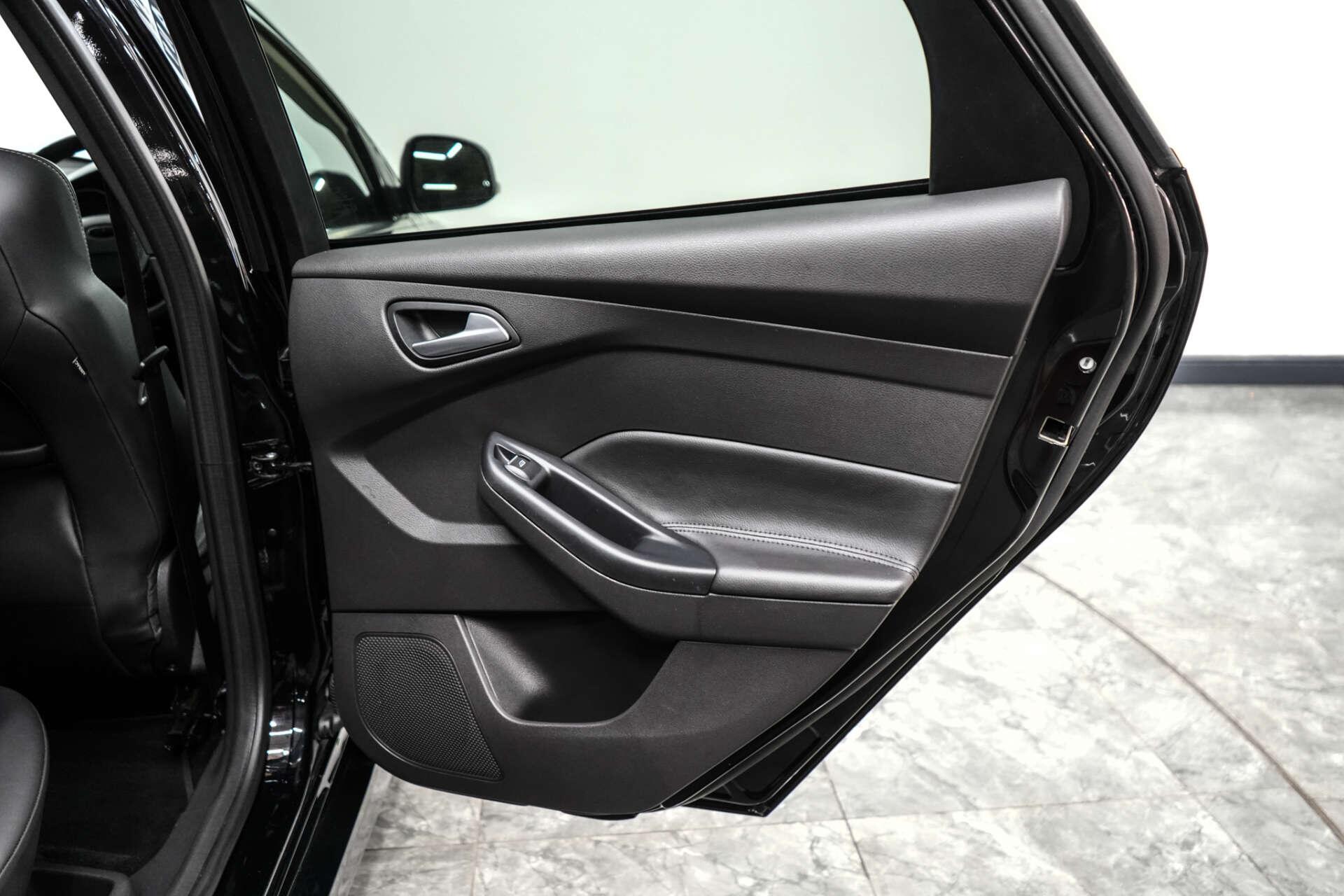 Ford Focus view 22