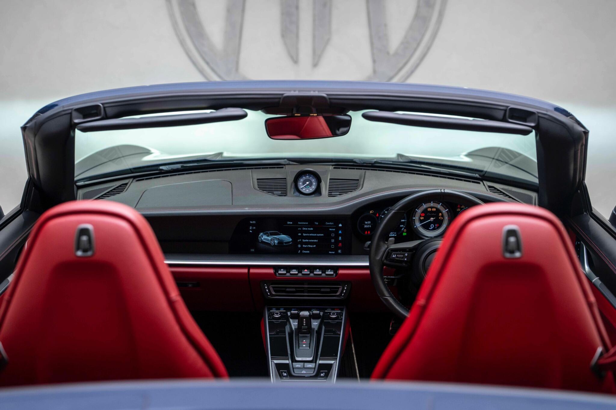 Porsche 911 view 30