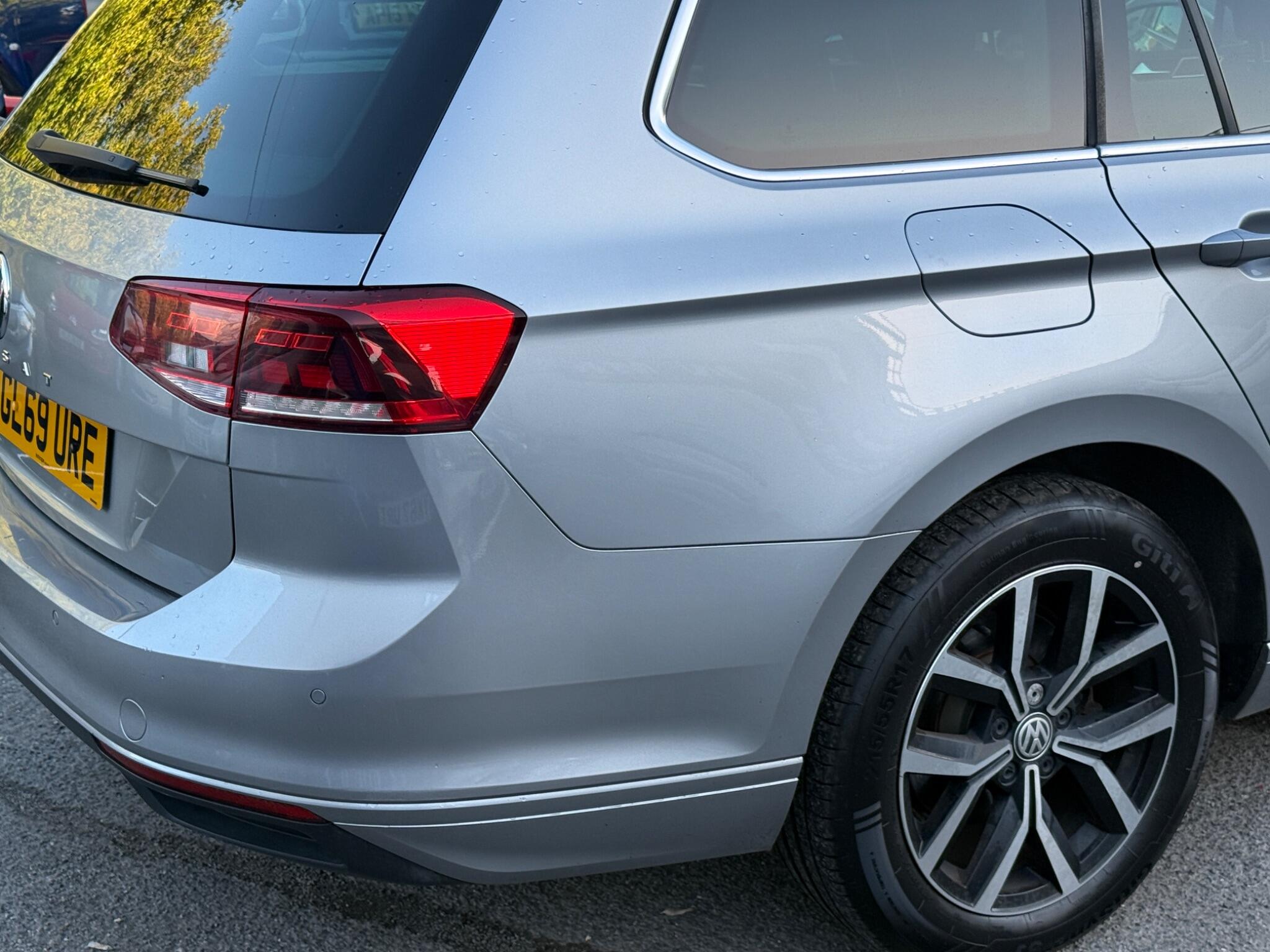 Volkswagen Passat - Image 25