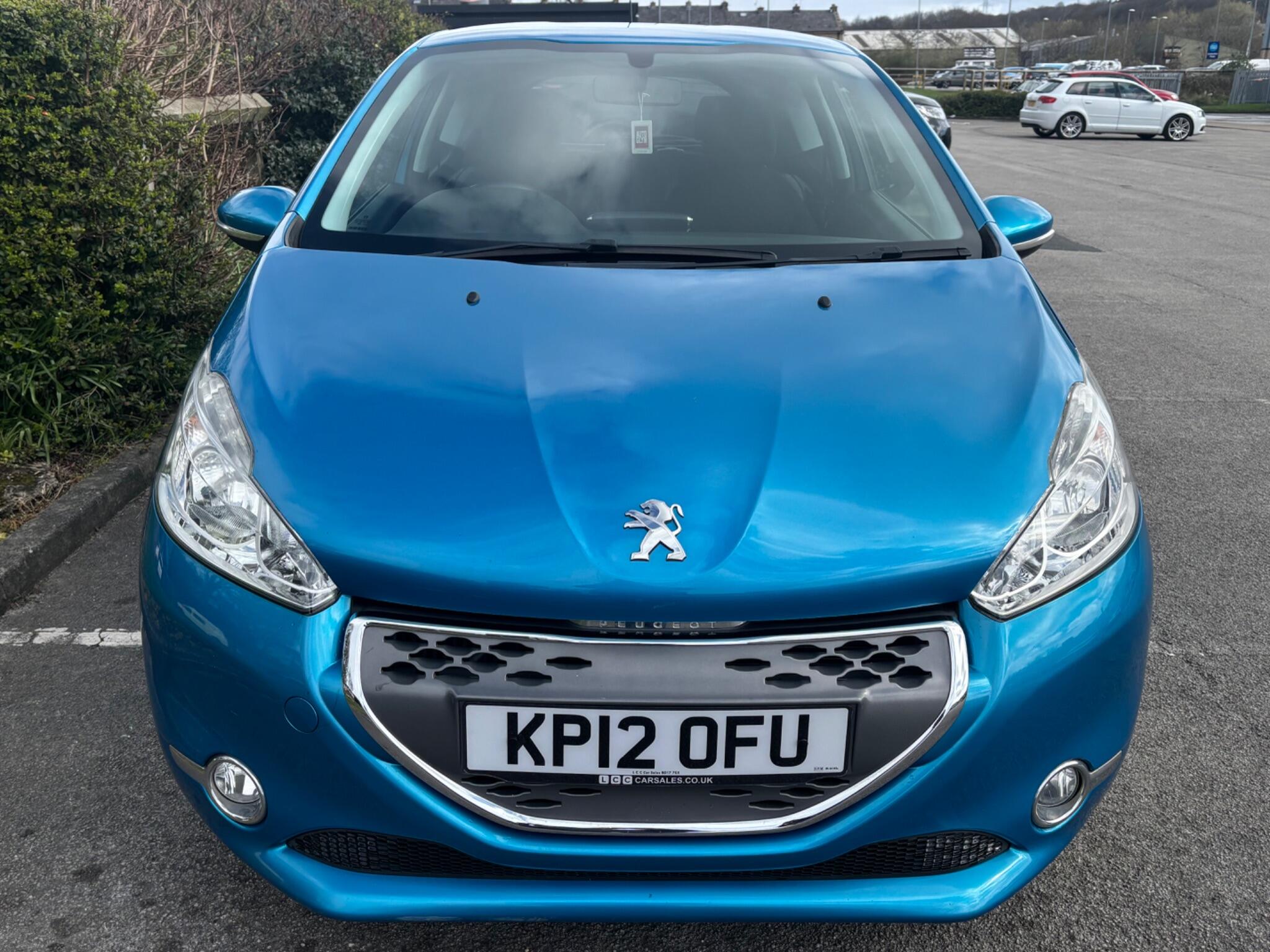 Peugeot 208 view 2