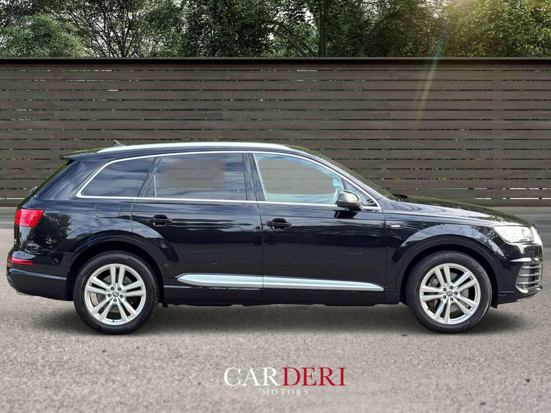 Audi Q7 view 5