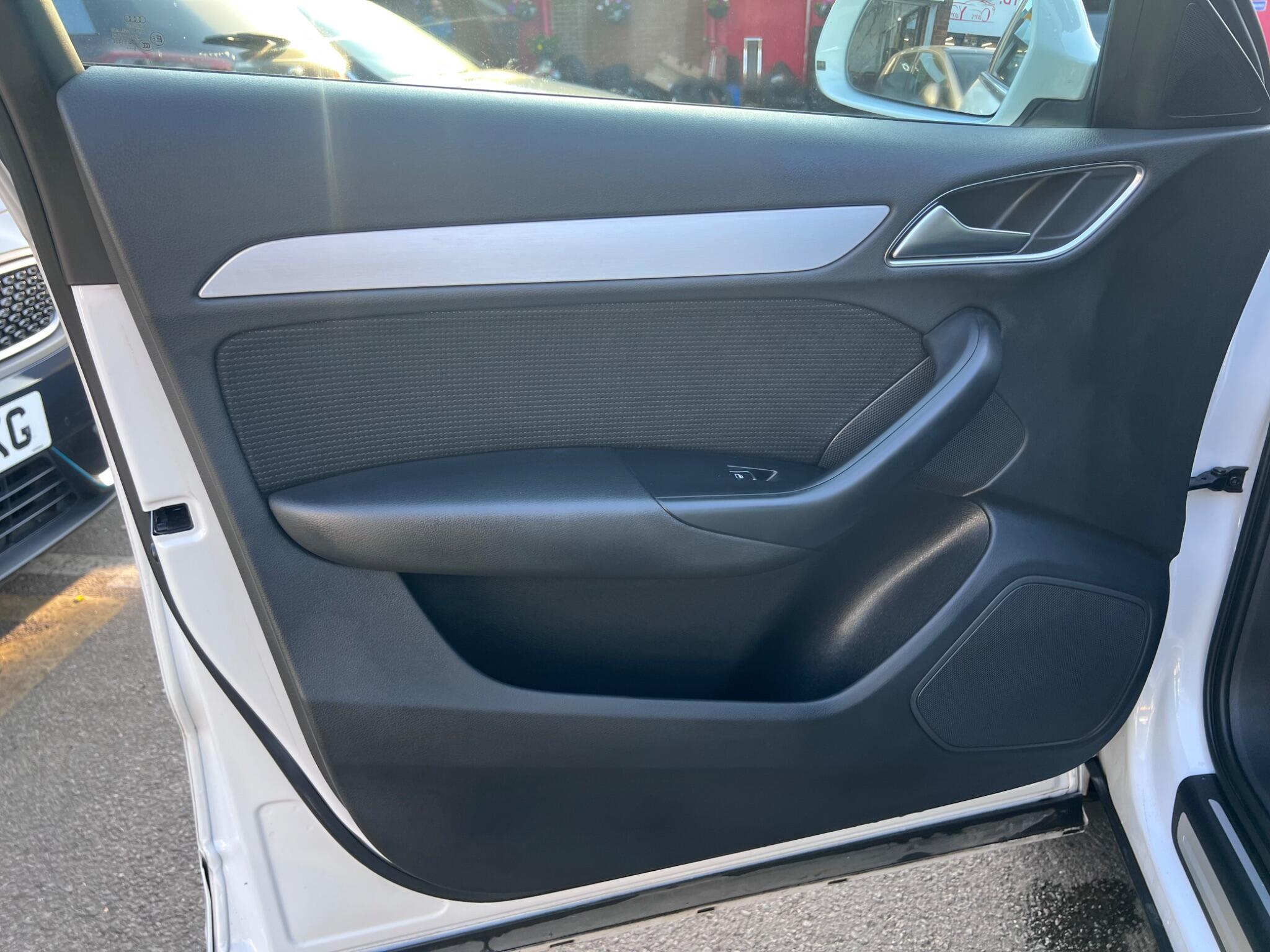 Audi Q3 view 29