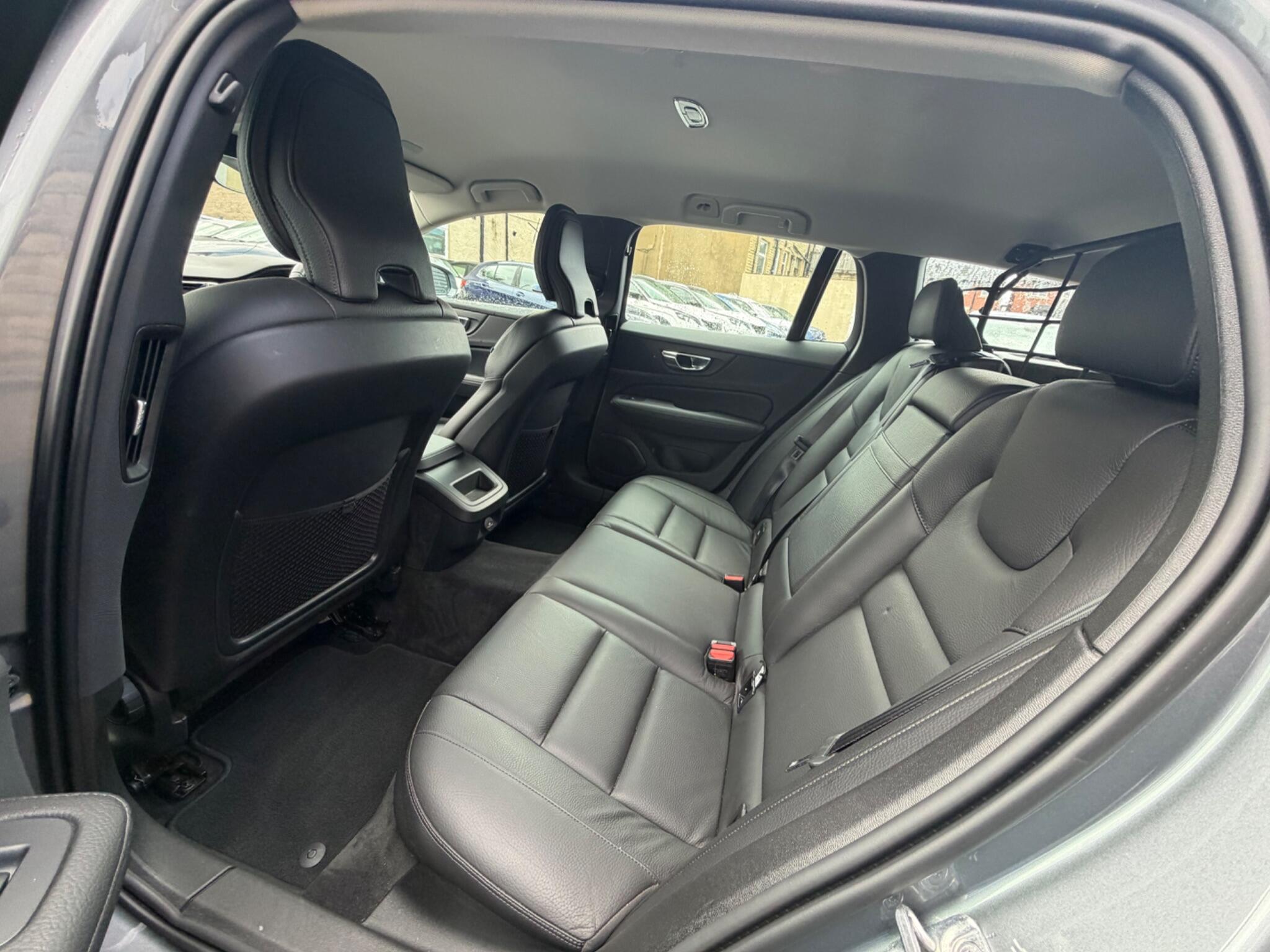 Volvo V60 Cross Country view 8