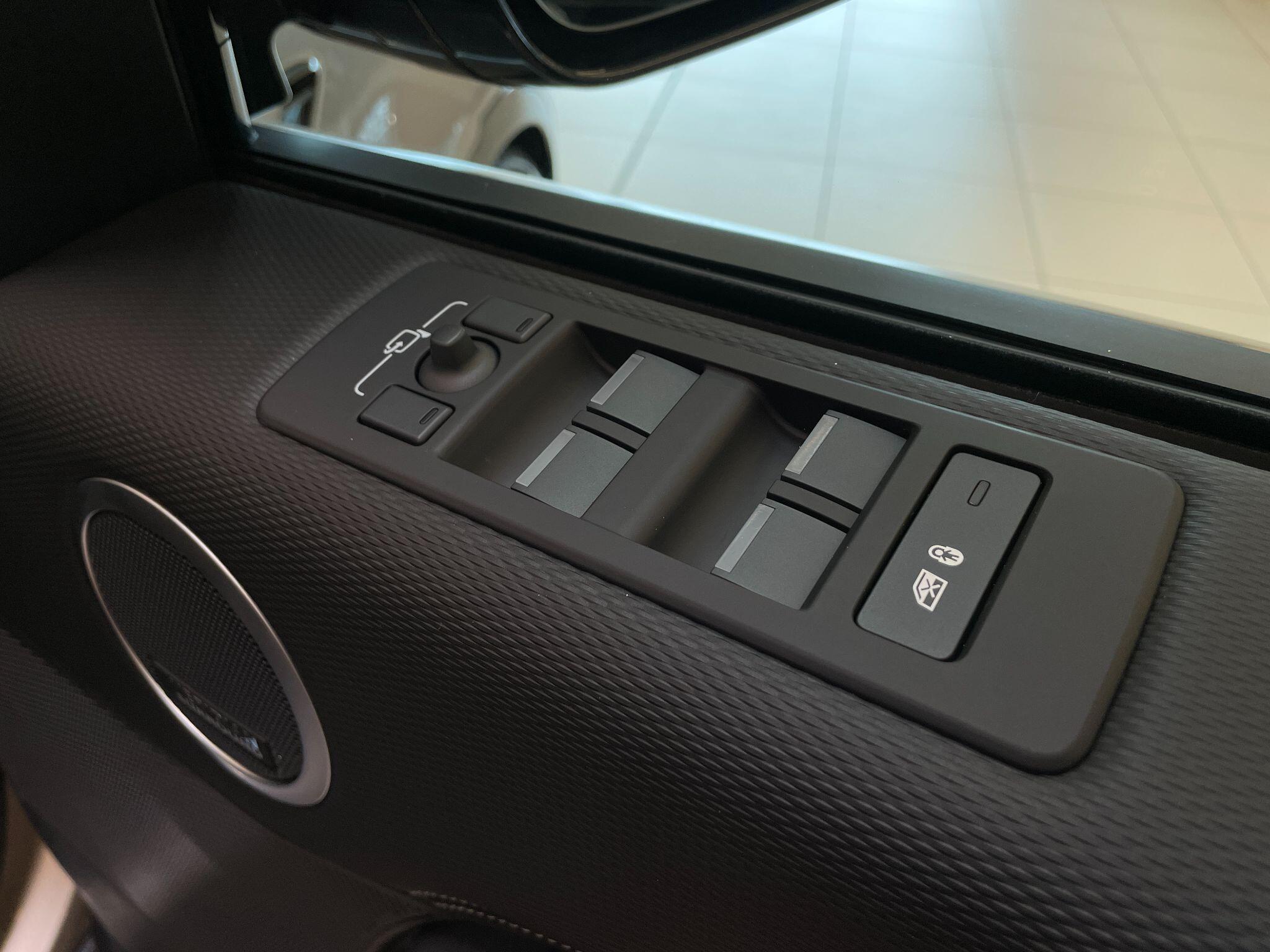Land Rover Discovery view 17