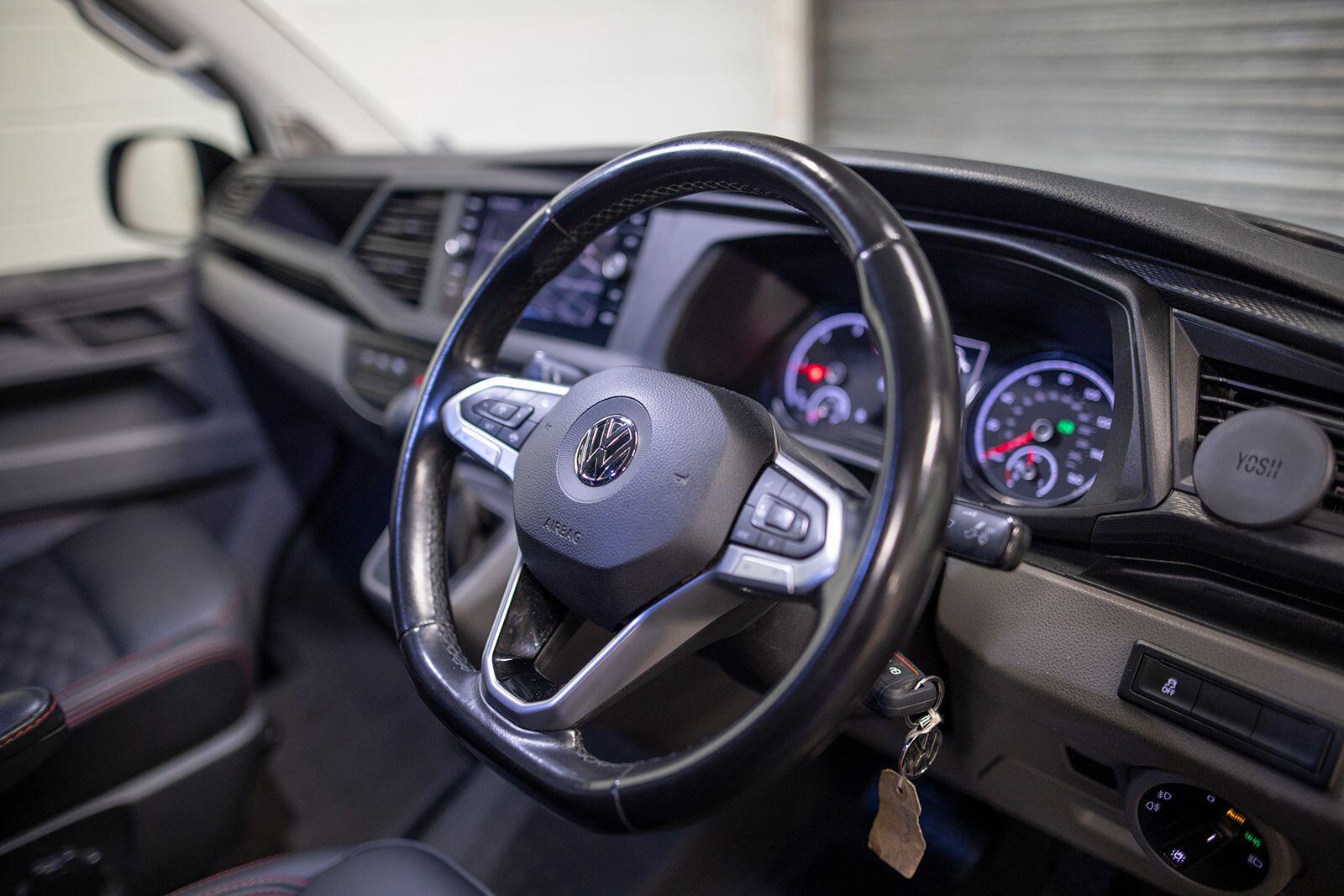 Volkswagen Transporter view 16