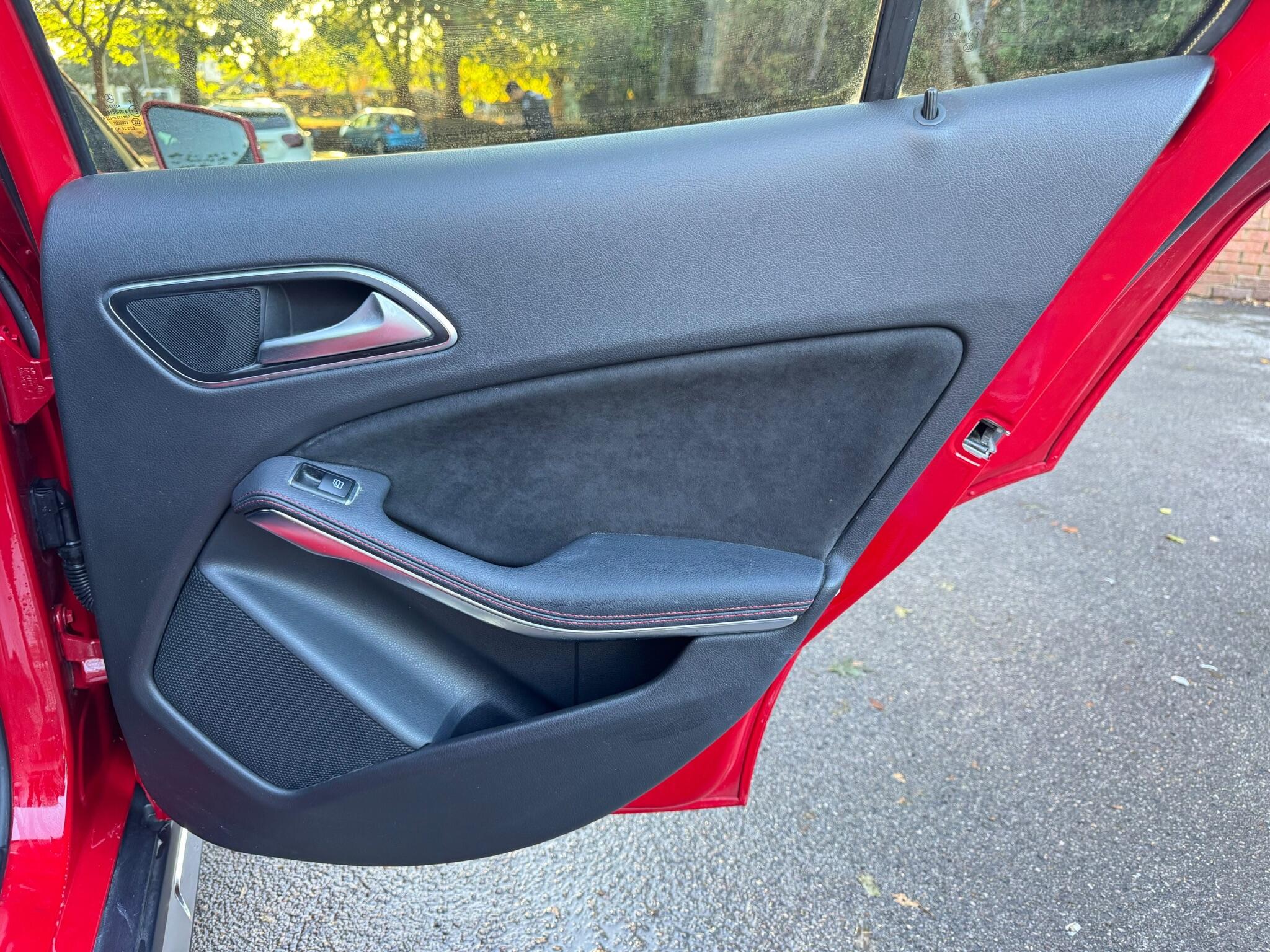 Mercedes-Benz Gla view 24