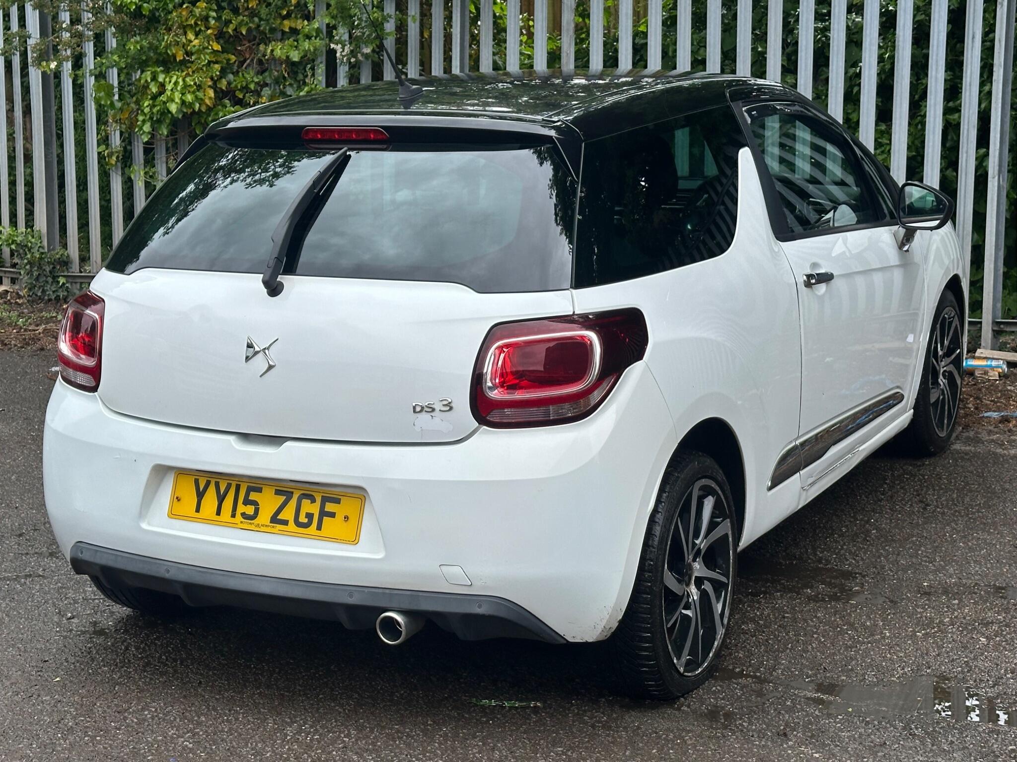 DS Automobiles DS 3 view 6
