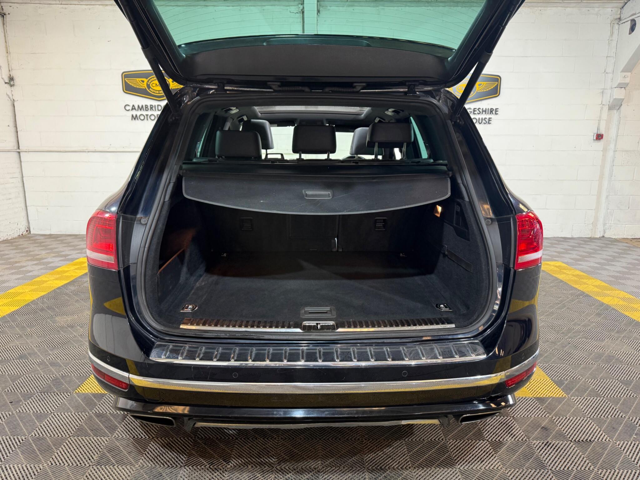 Volkswagen Touareg view 7