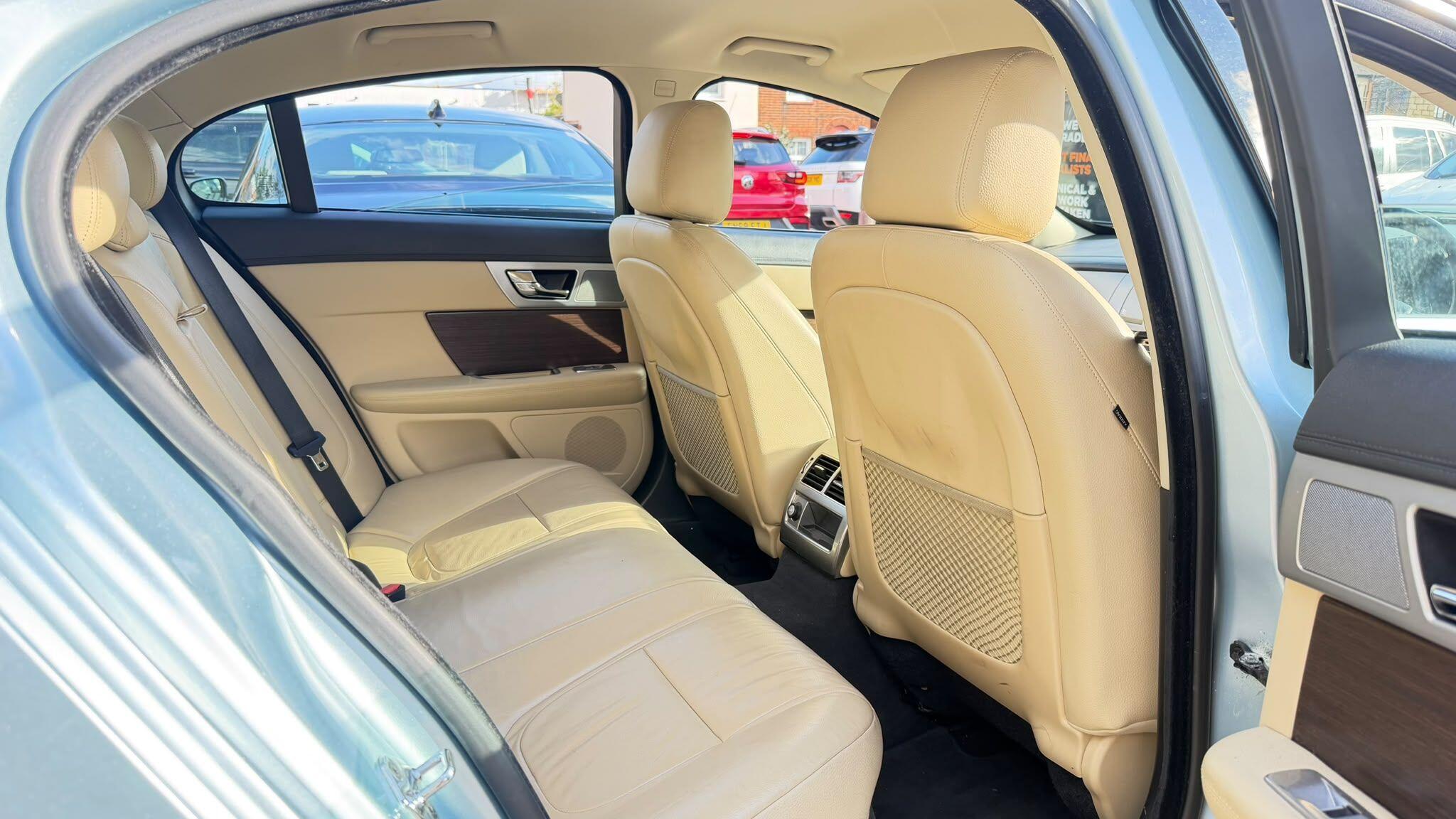 Jaguar XF view 14