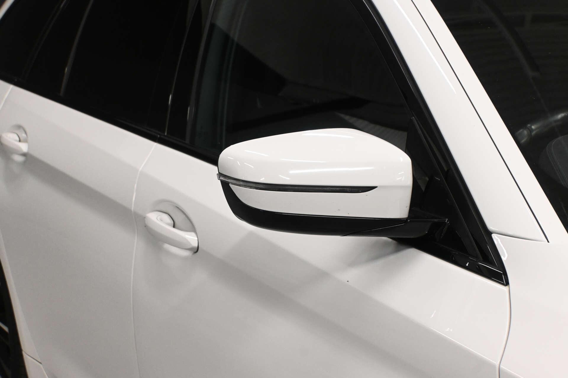 BMW 5 Series view 32