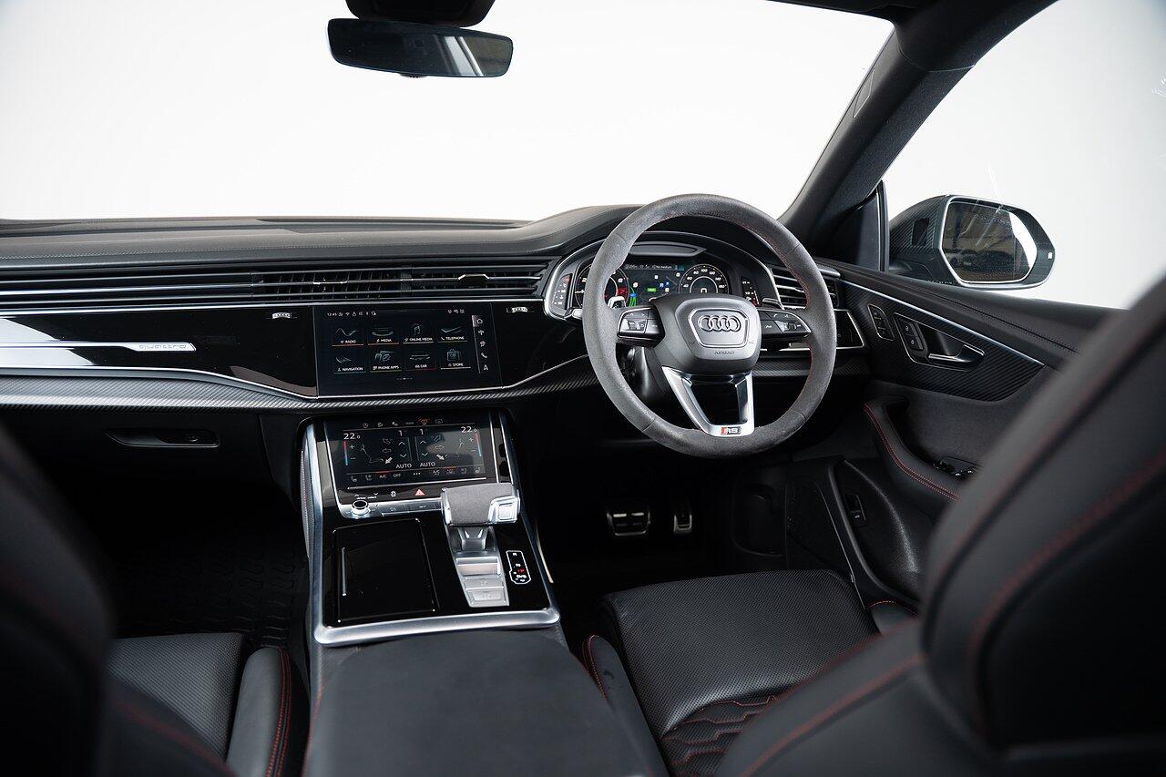 Audi RS Q8 view 18