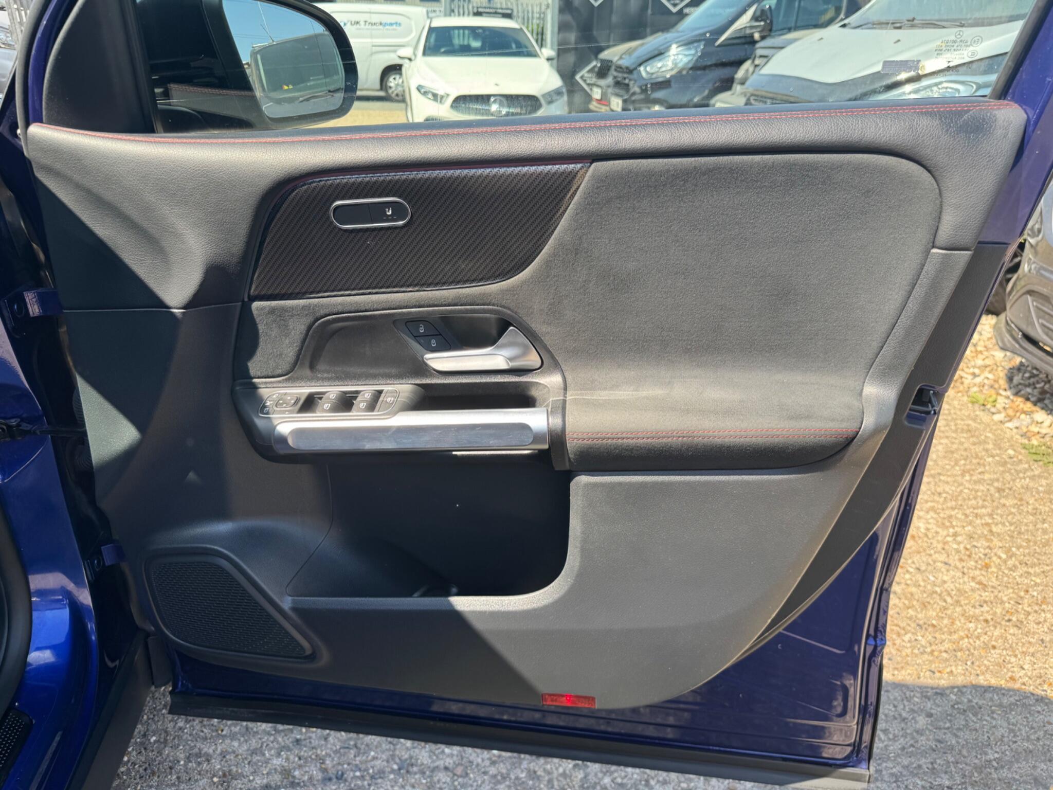 Mercedes-Benz GLB view 31
