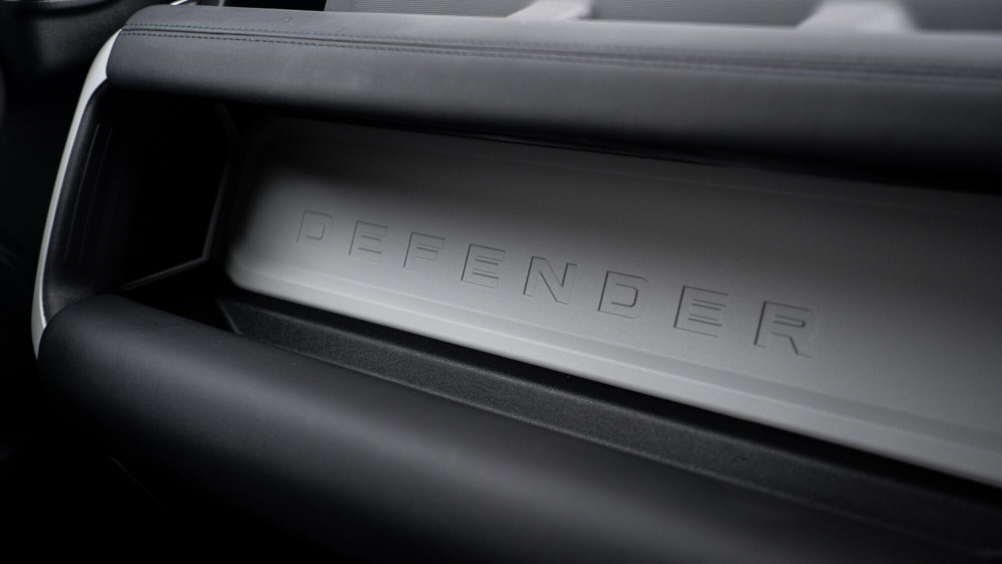 Land Rover Defender 90 view 23