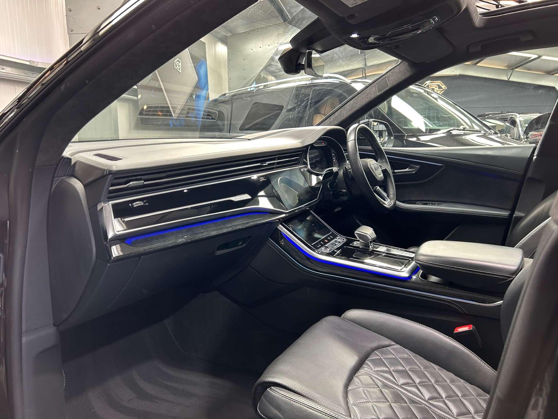 Audi Q8 view 32