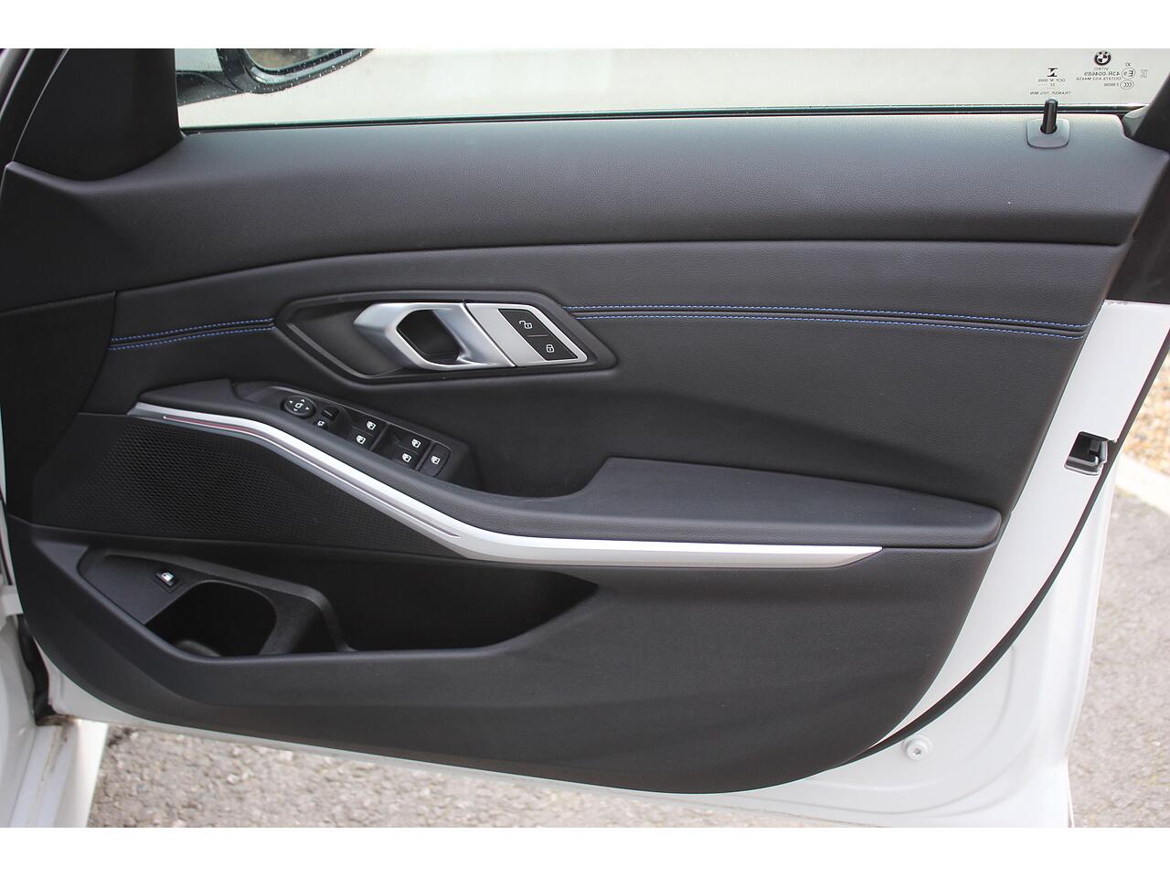 BMW 3 Series view 32