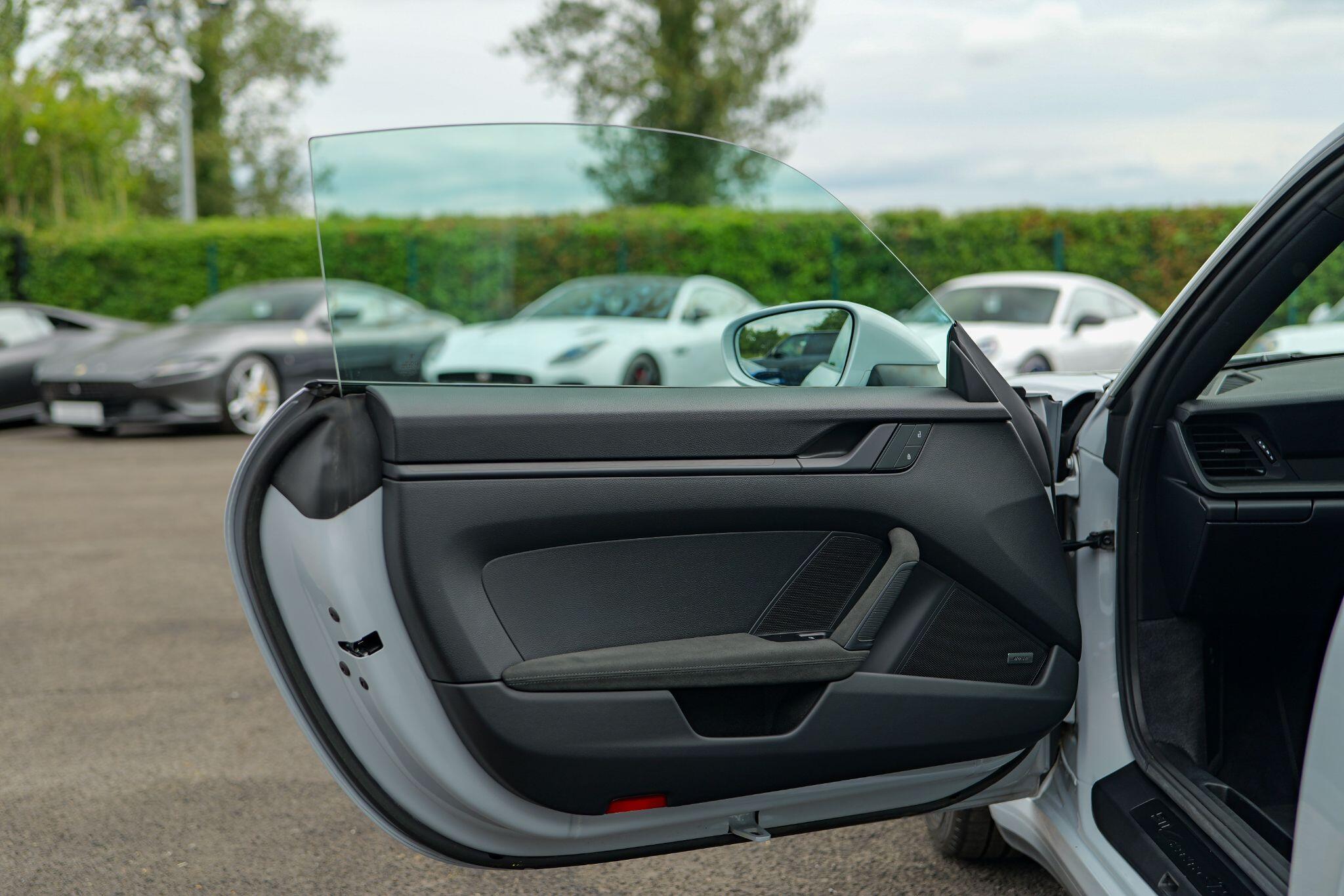 Porsche 911 view 26